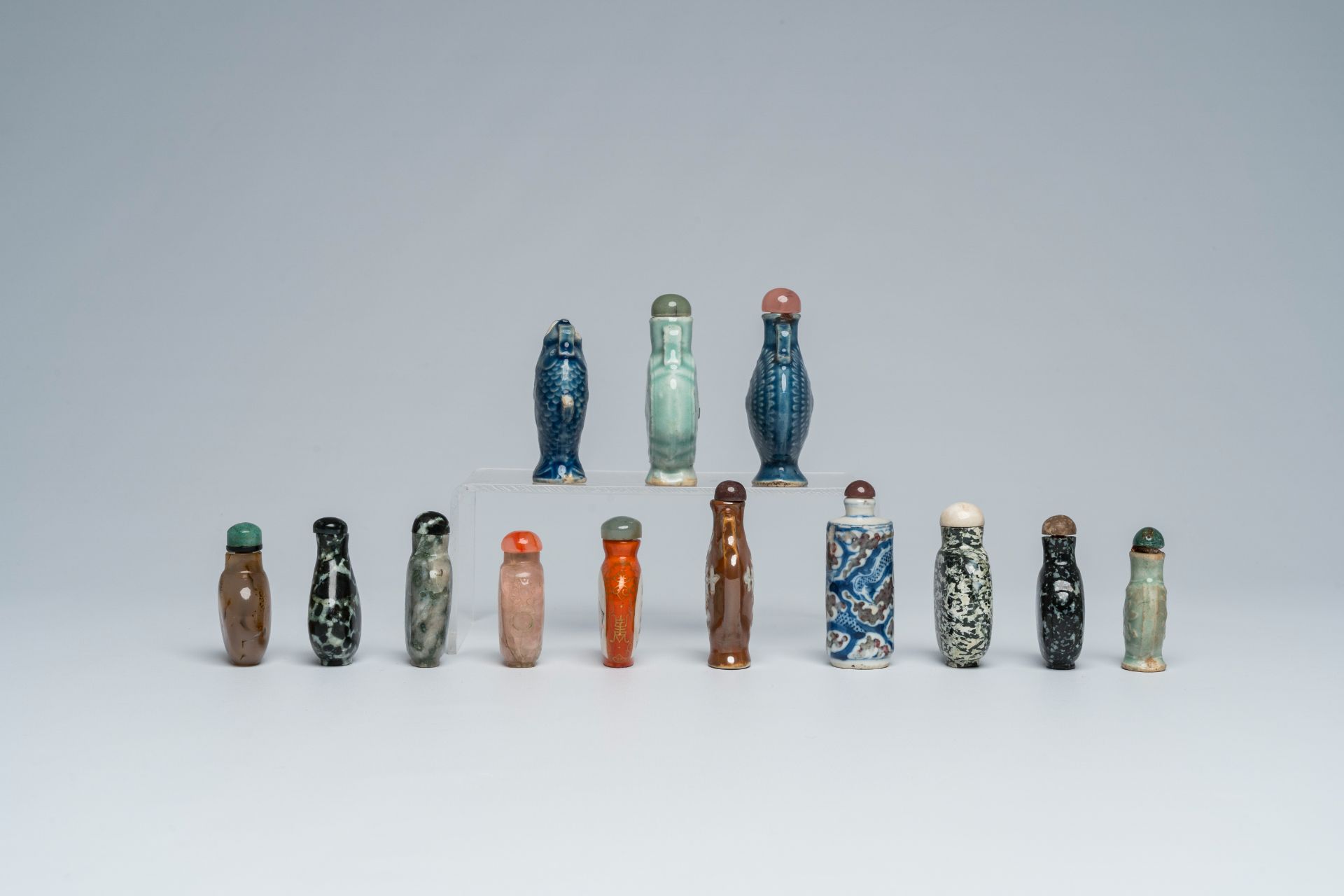 Thirteen various Chinese porcelain, hardstone, quartz and agate snuff bottles, 19th/20th C. - Image 3 of 7