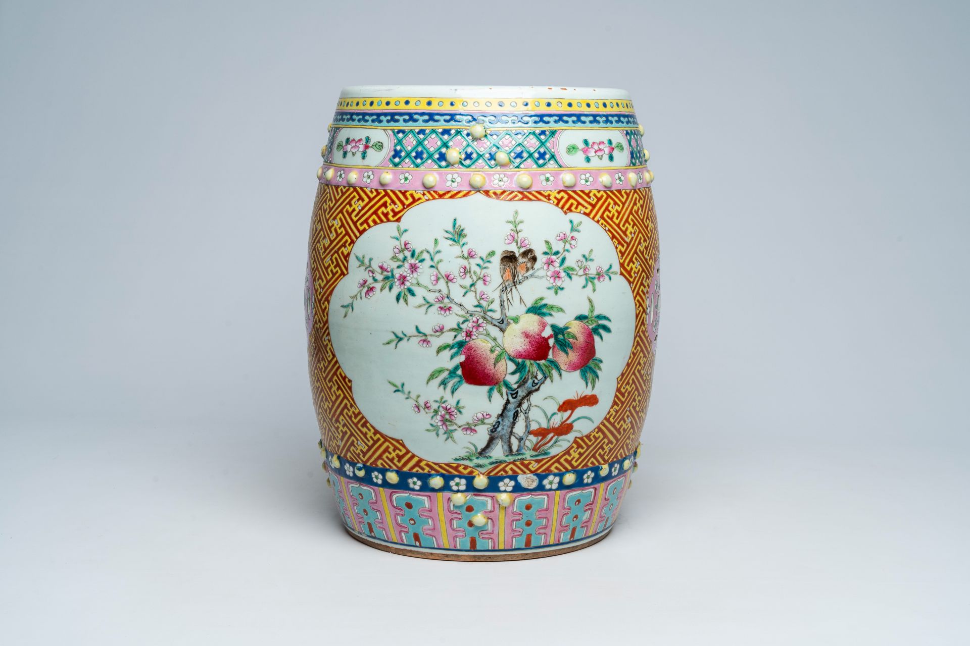 A Chinese famille rose garden seat with floral design, 19th C. - Image 4 of 7