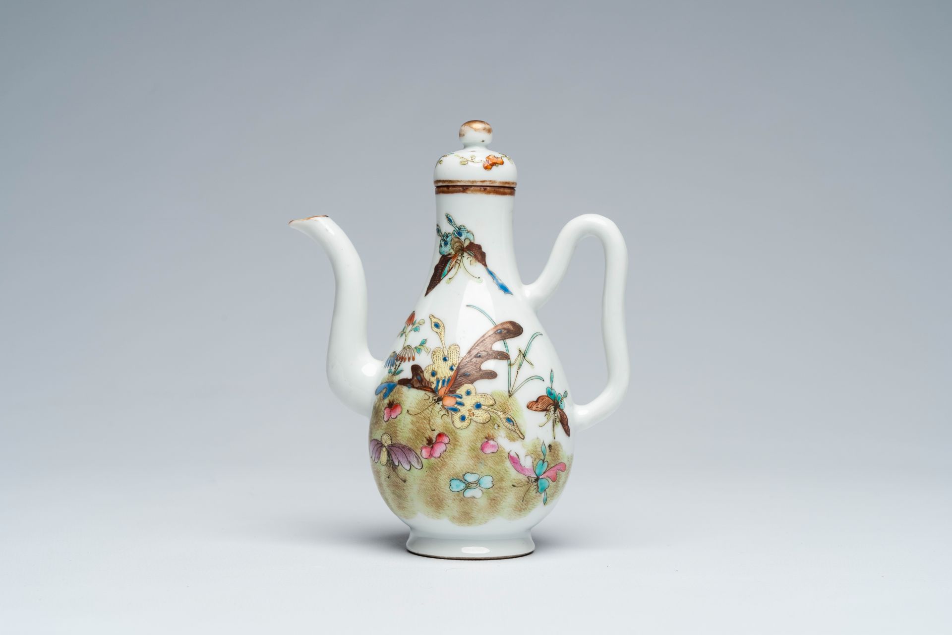 A Chinese famille rose ewer and cover and a pair of peach-shaped saucers with floral design, 19th C. - Image 7 of 10