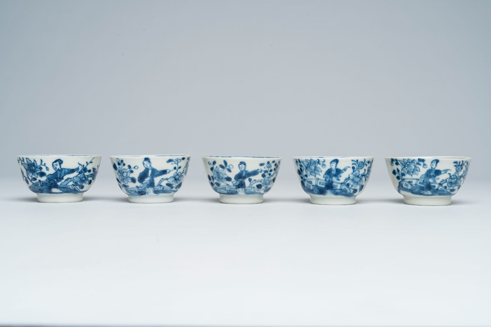 A varied collection of Chinese blue and white cups and saucers, 18th/19th C. - Bild 6 aus 11