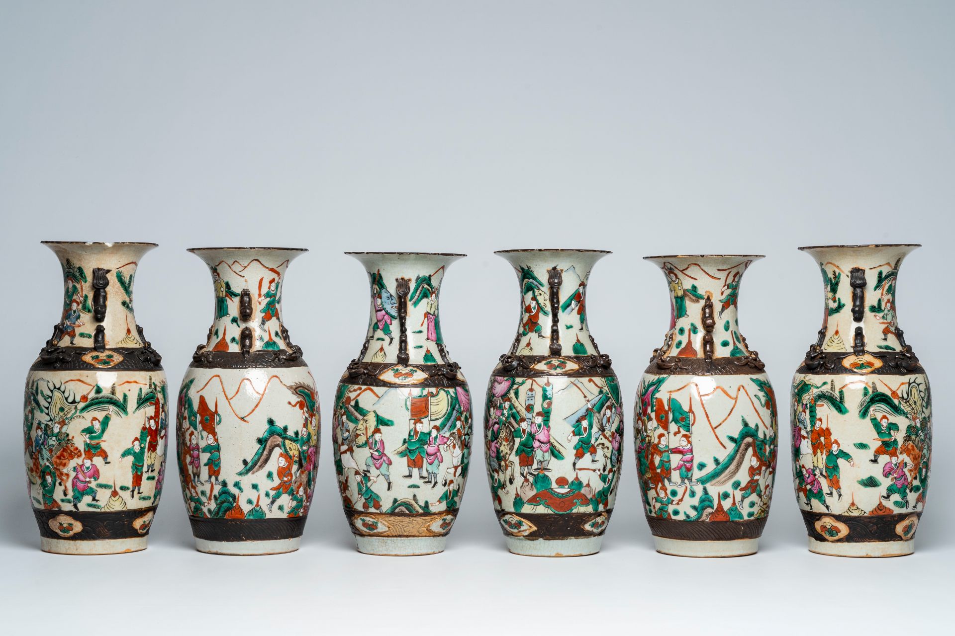 Six Chinese Nanking crackle glazed famille rose 'warrior' vases, 19th/20th C. - Bild 5 aus 7