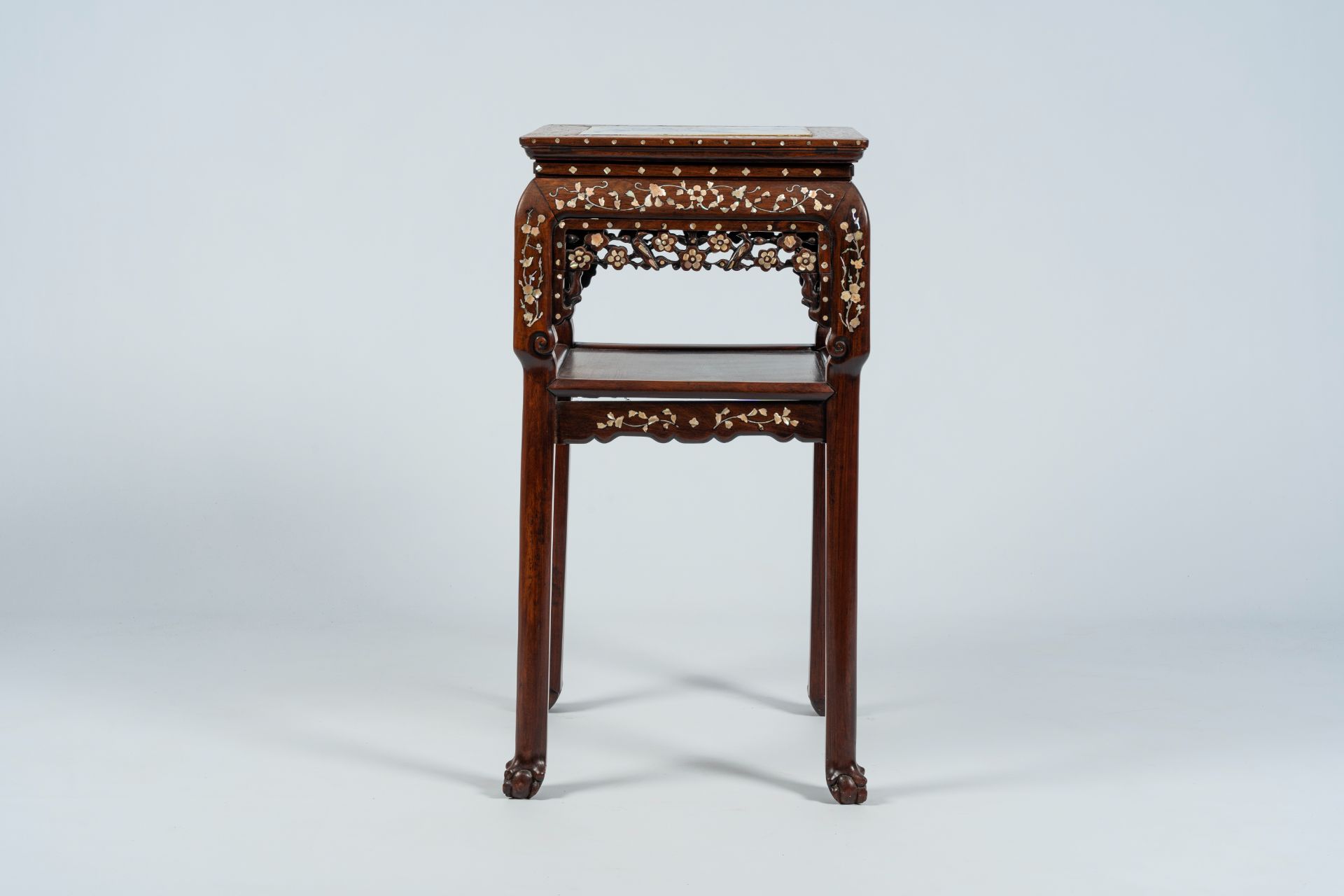 A Chinese mother-of-pearl-inlaid wooden stand with blue and white porcelain top, 19th C. - Image 5 of 9