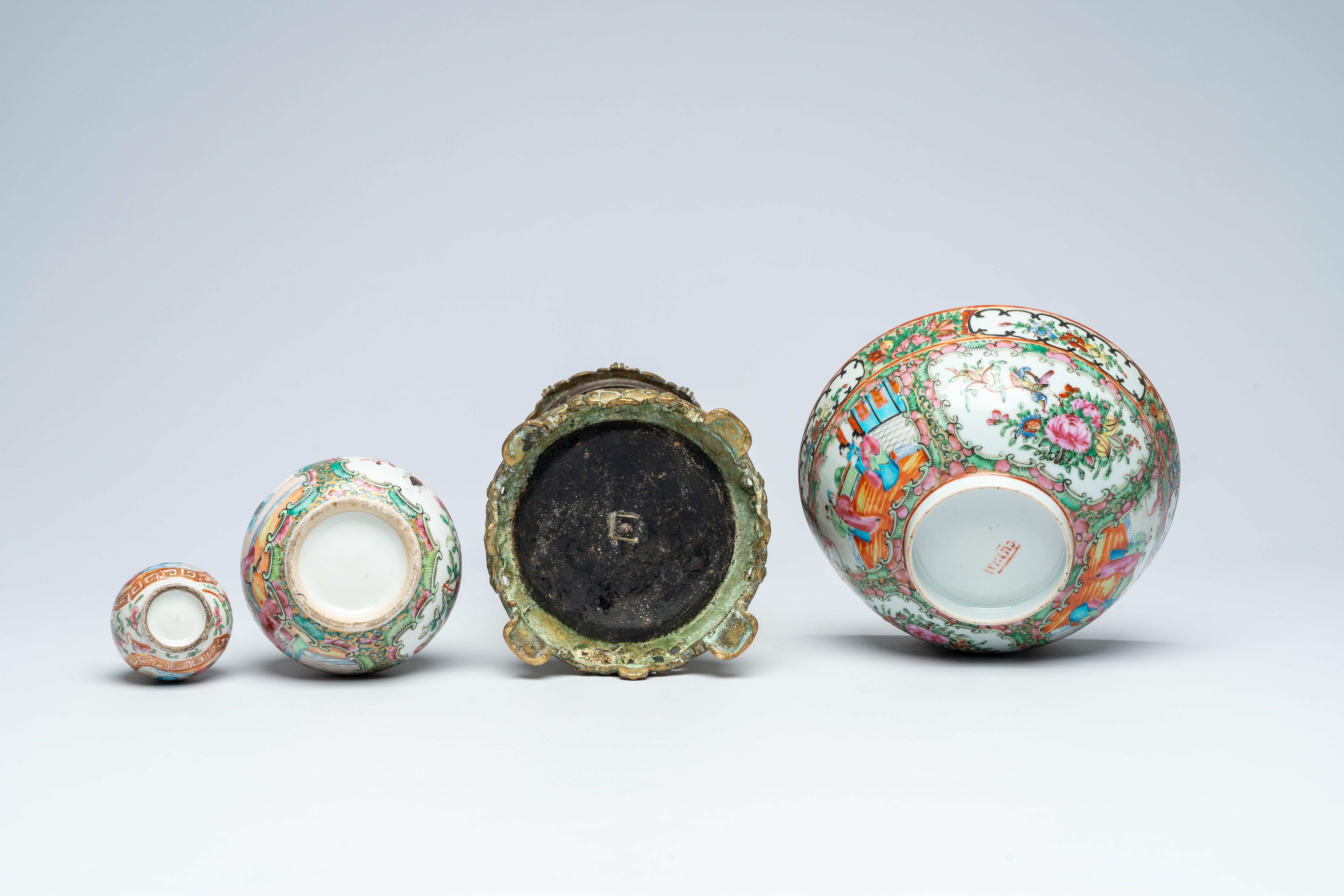 A varied collection of Chinese Canton famille rose porcelain, 19th/20th C. - Bild 7 aus 13