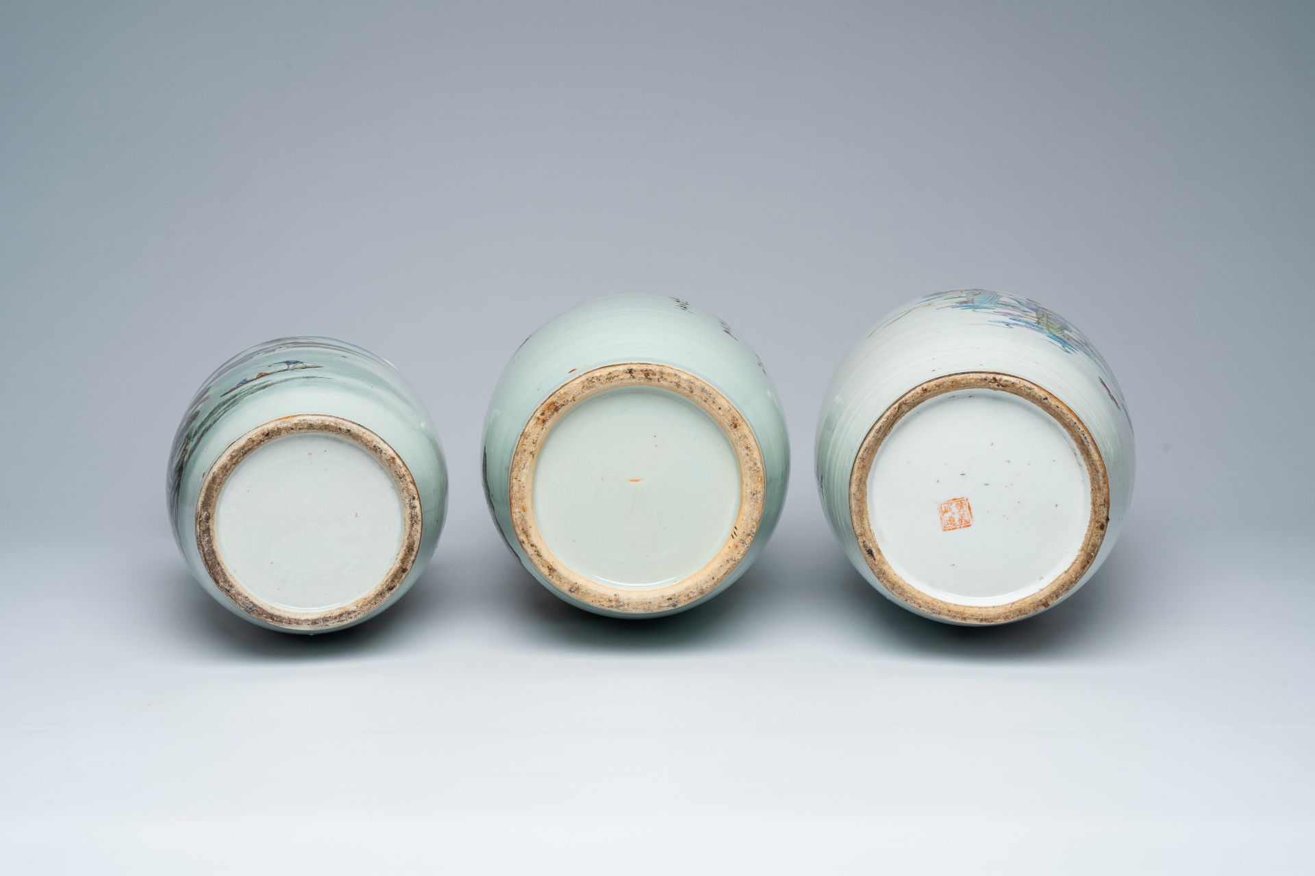 Three Chinese famille rose and qianjiang cai vases with ladies and a landscape, 19th/20th C. - Image 7 of 9