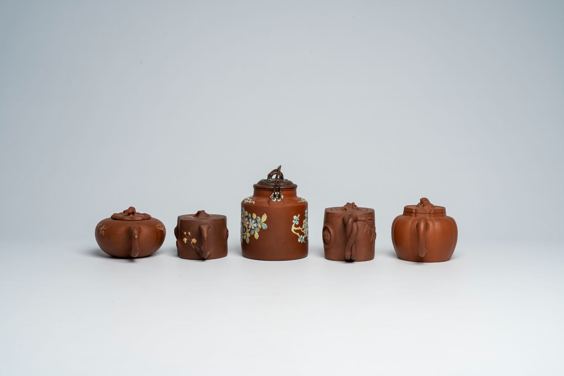 Five Chinese Yixing stoneware teapots and covers with floral and relief design, 19th/20th C. - Bild 5 aus 9