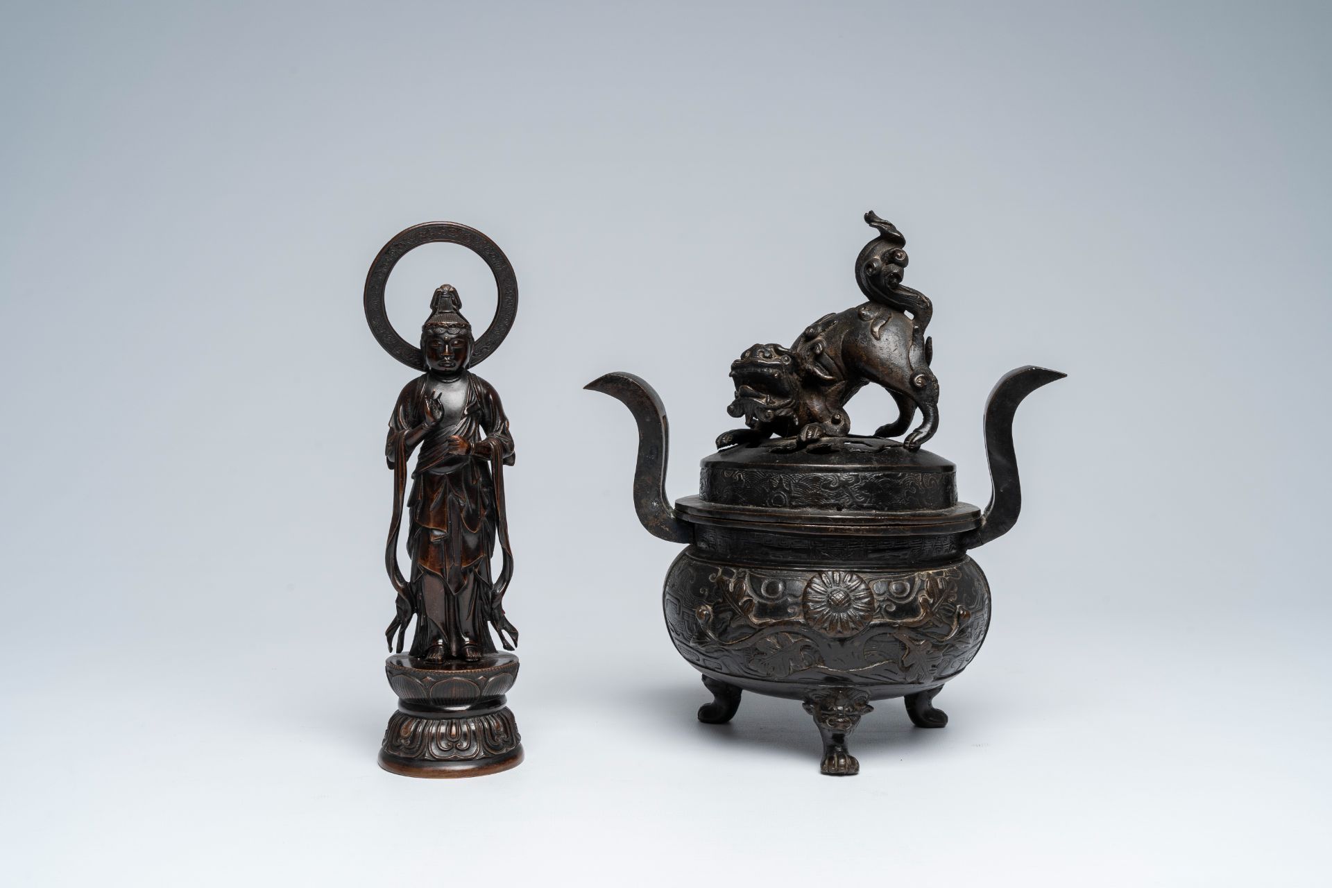 A Japanese bronze Kannon figure and a censer with cover, Edo/Meiji, 18th/19th C. - Image 2 of 9