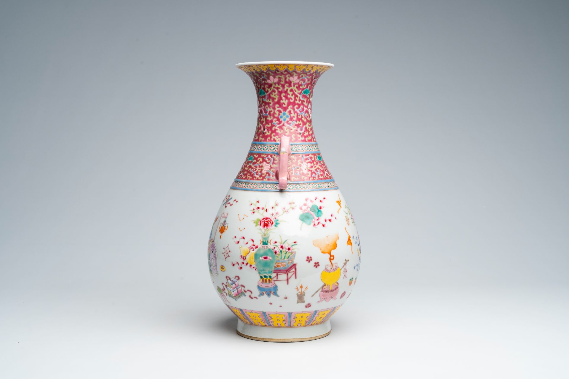 A Chinese famille rose 'yuhuchunping' vase with antiquities design, Qianlong mark, 19th C. - Image 5 of 7