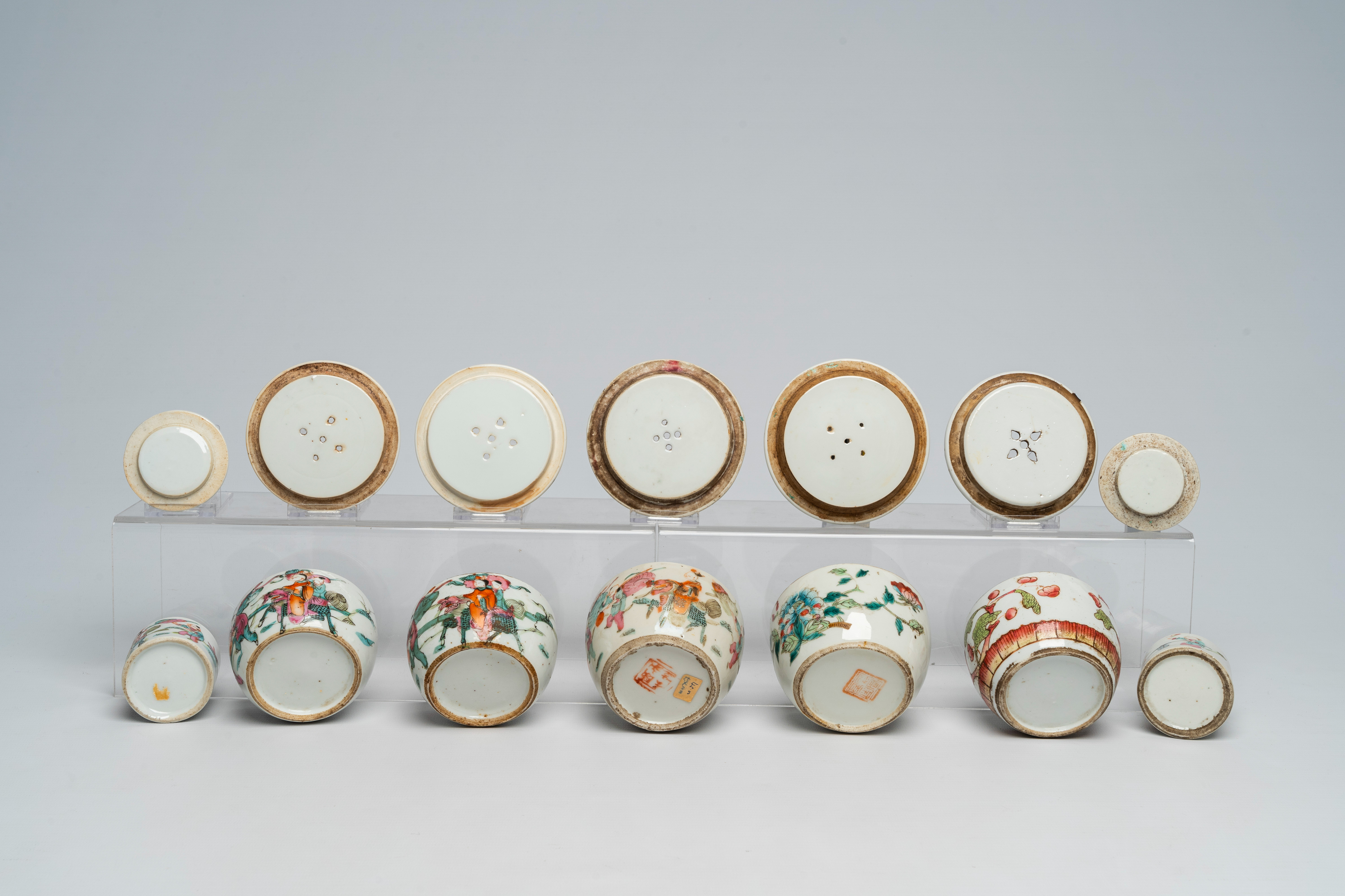 A varied collection of Chinese famille rose porcelain with figures and floral design, 19th/20th C. - Bild 13 aus 13