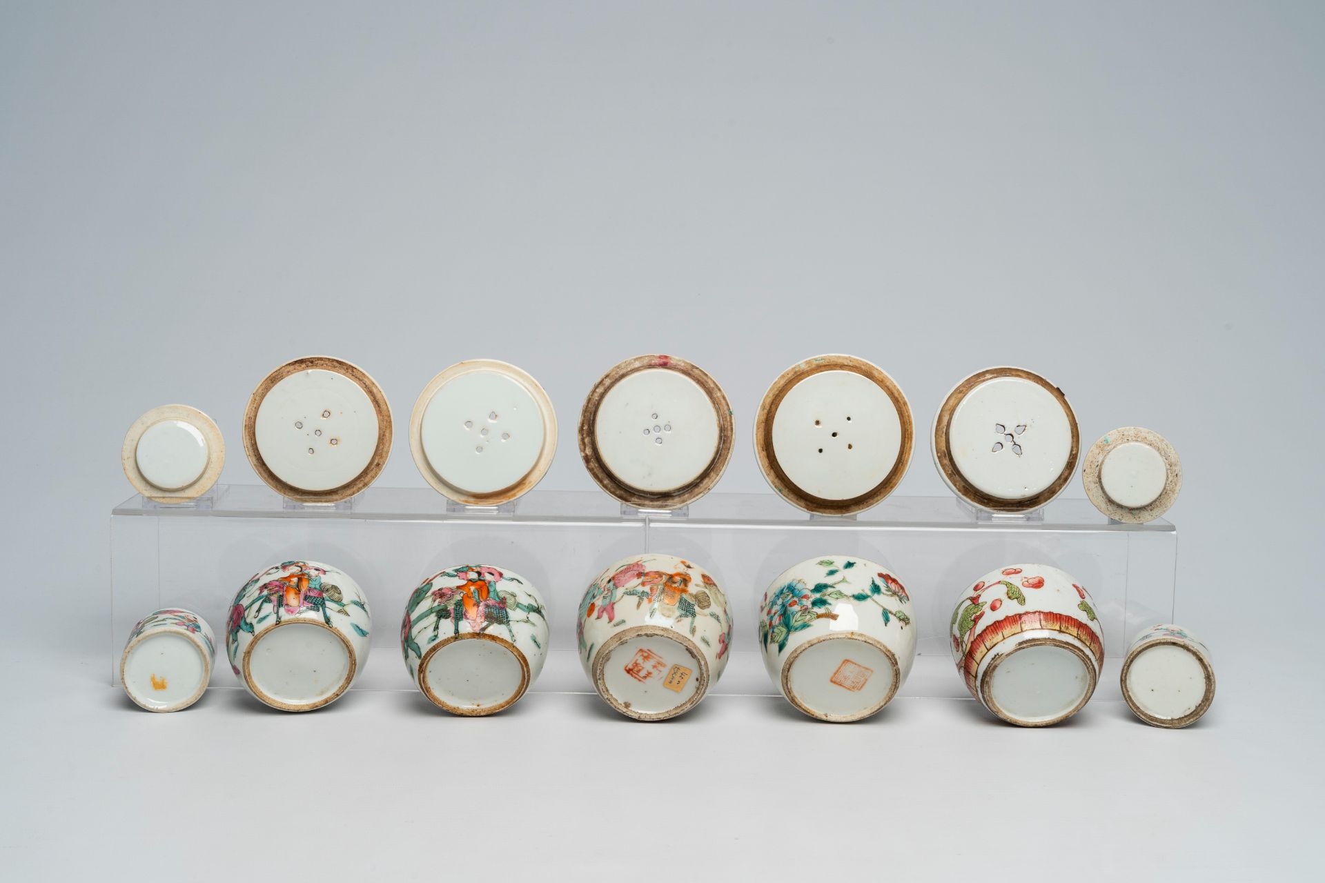 A varied collection of Chinese famille rose porcelain with figures and floral design, 19th/20th C. - Image 13 of 13