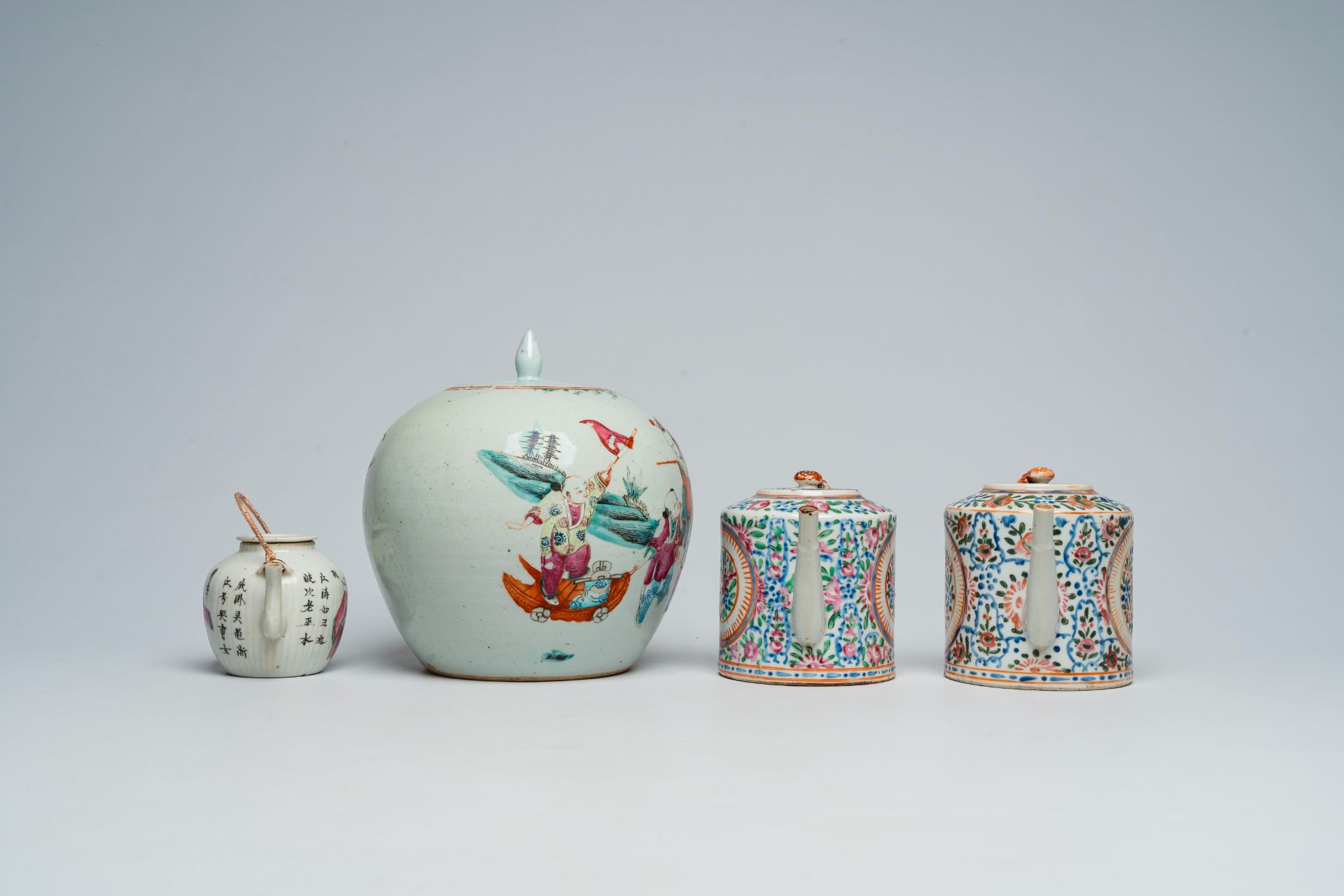 A varied collection of Chinese famille rose porcelain with figures and floral design, 19th/20th C. - Image 5 of 13