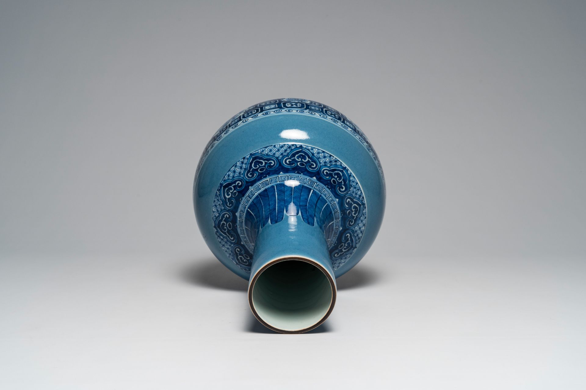 A Chinese lavender blue ground blue and white 'tianqiu ping' vase, Qianlong mark, 19th/20th C. - Image 5 of 6