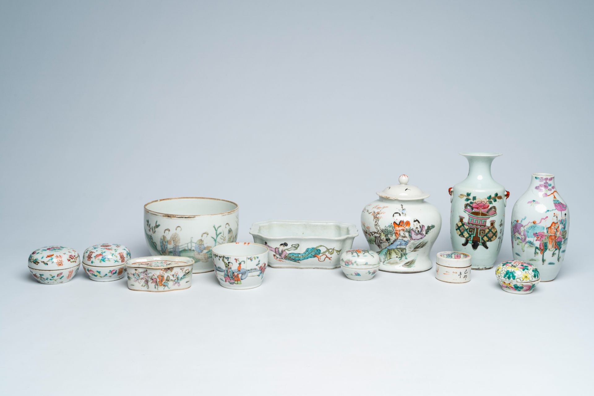 A varied collection of Chinese famille rose and qianjiang cai porcelain, 19th/20th C. - Image 15 of 15