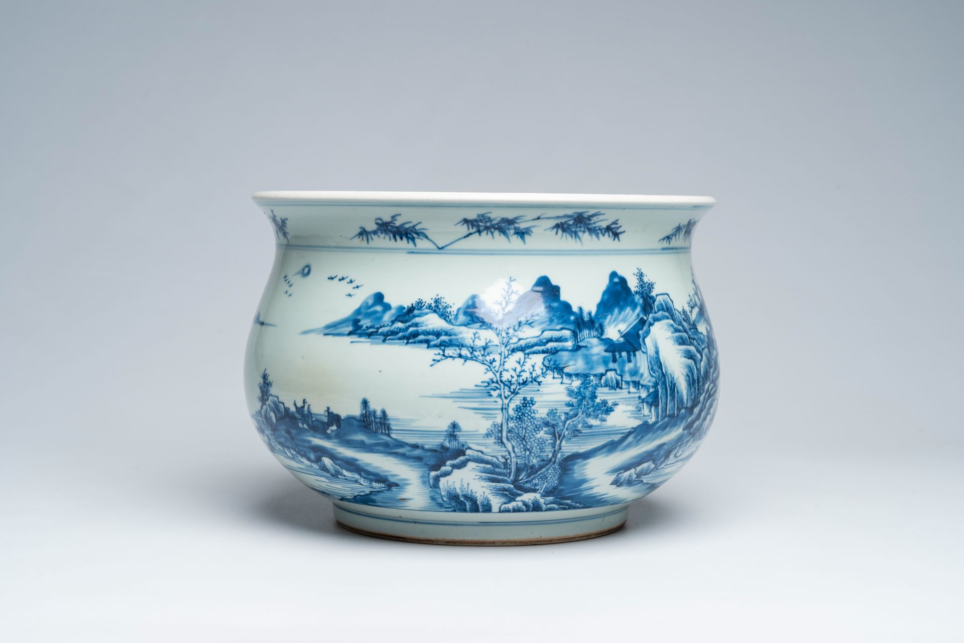 A large Chinese blue and white censer with a river landscape, 18th C. or later - Image 5 of 8