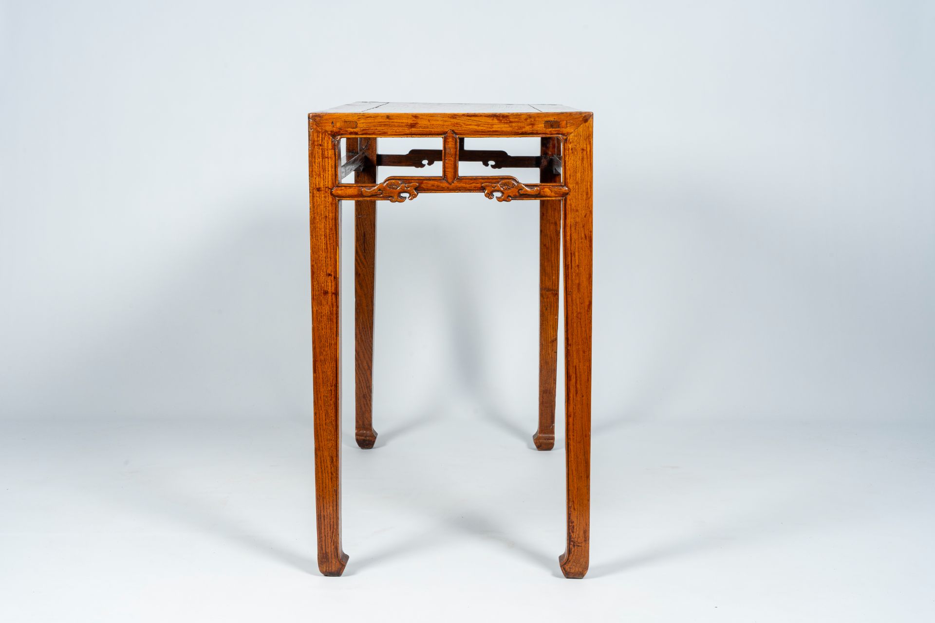 A Chinese wood side table with stylized dragon heads, 19th/20th C. - Image 6 of 8