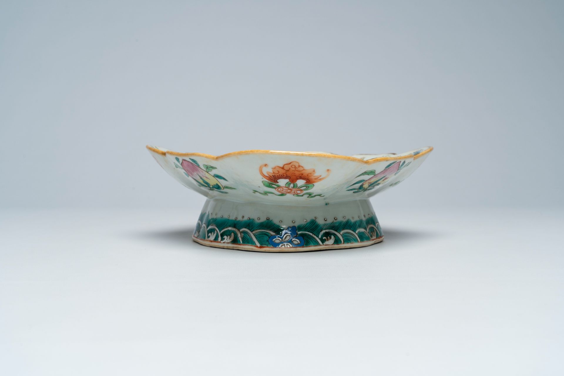 A Chinese famille rose lobed bowl on foot with a landscape with a gate to the Forbidden City, 19th C - Image 7 of 7