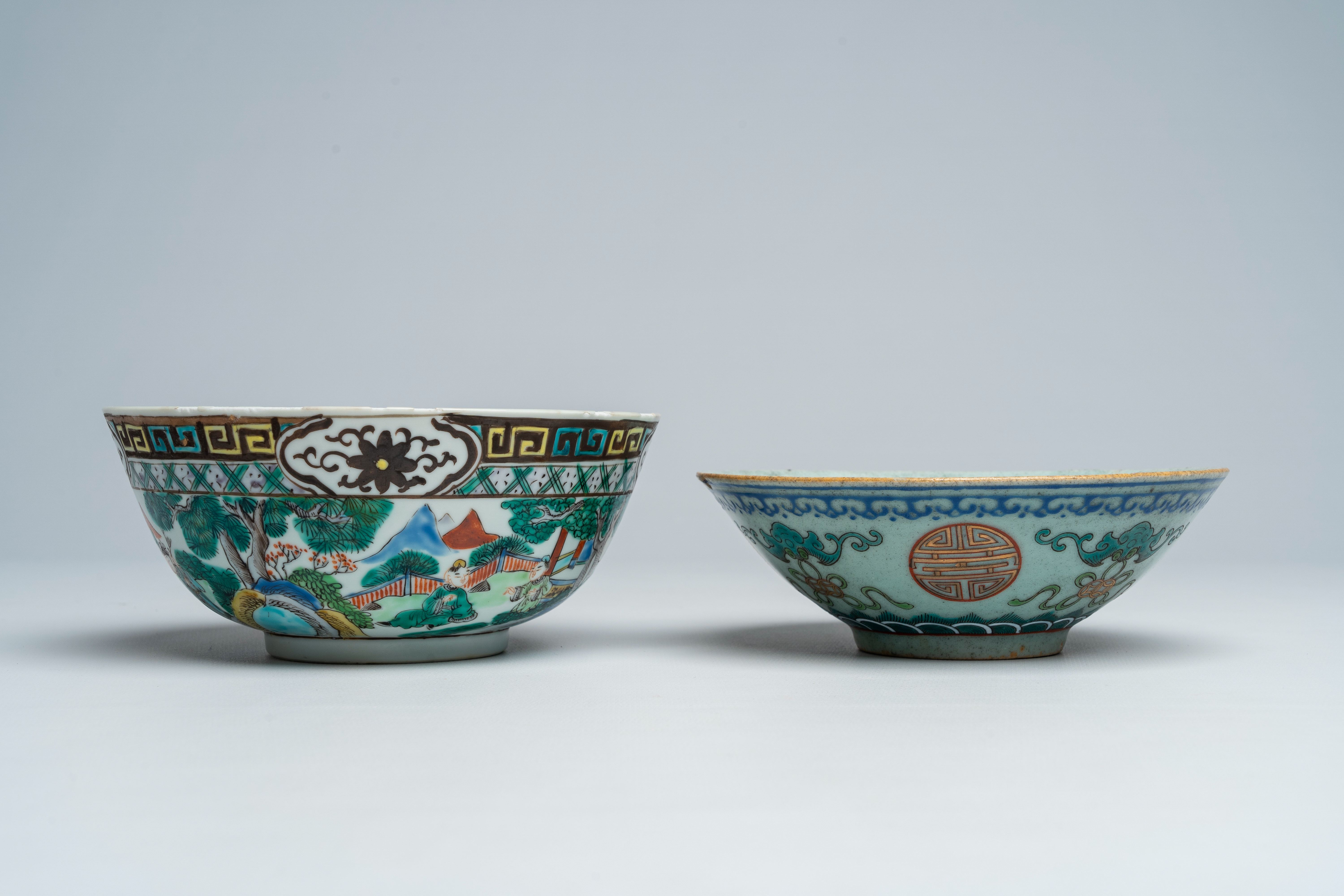 Two Chinese famille verte bowls with figures in a landscape and 'Shou', 19th C. - Bild 3 aus 8