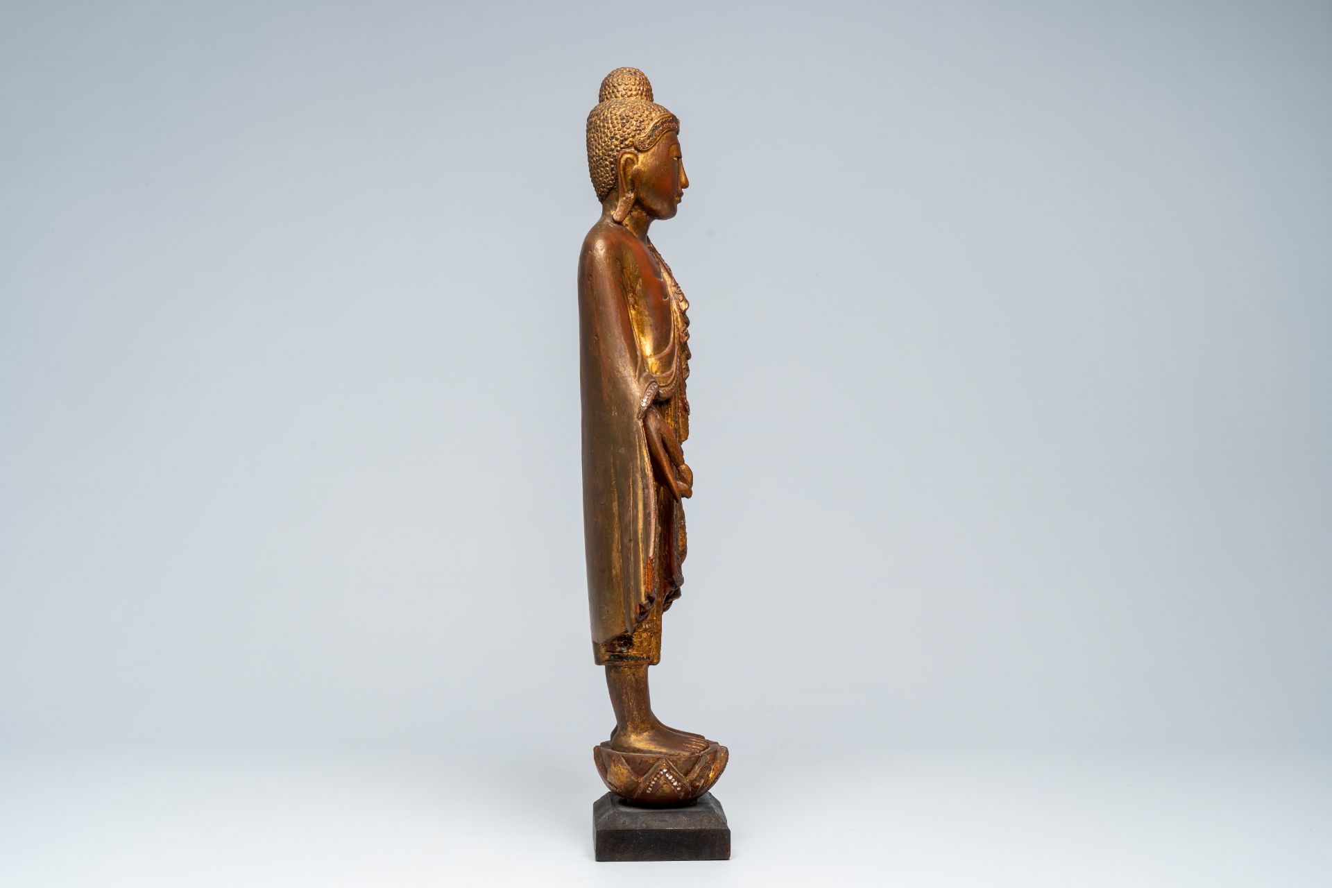 A Thai inlaid gilt wood figure of a standing Buddha, 20th C. - Image 5 of 7