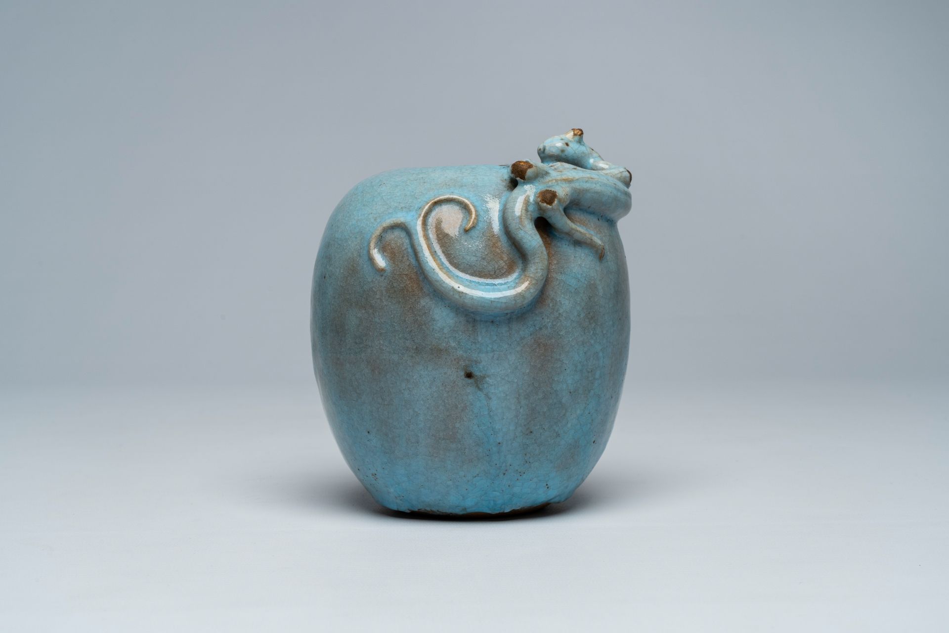 A Chinese 'junyao' vase with dragon relief design, 19th/20th C. - Image 2 of 8