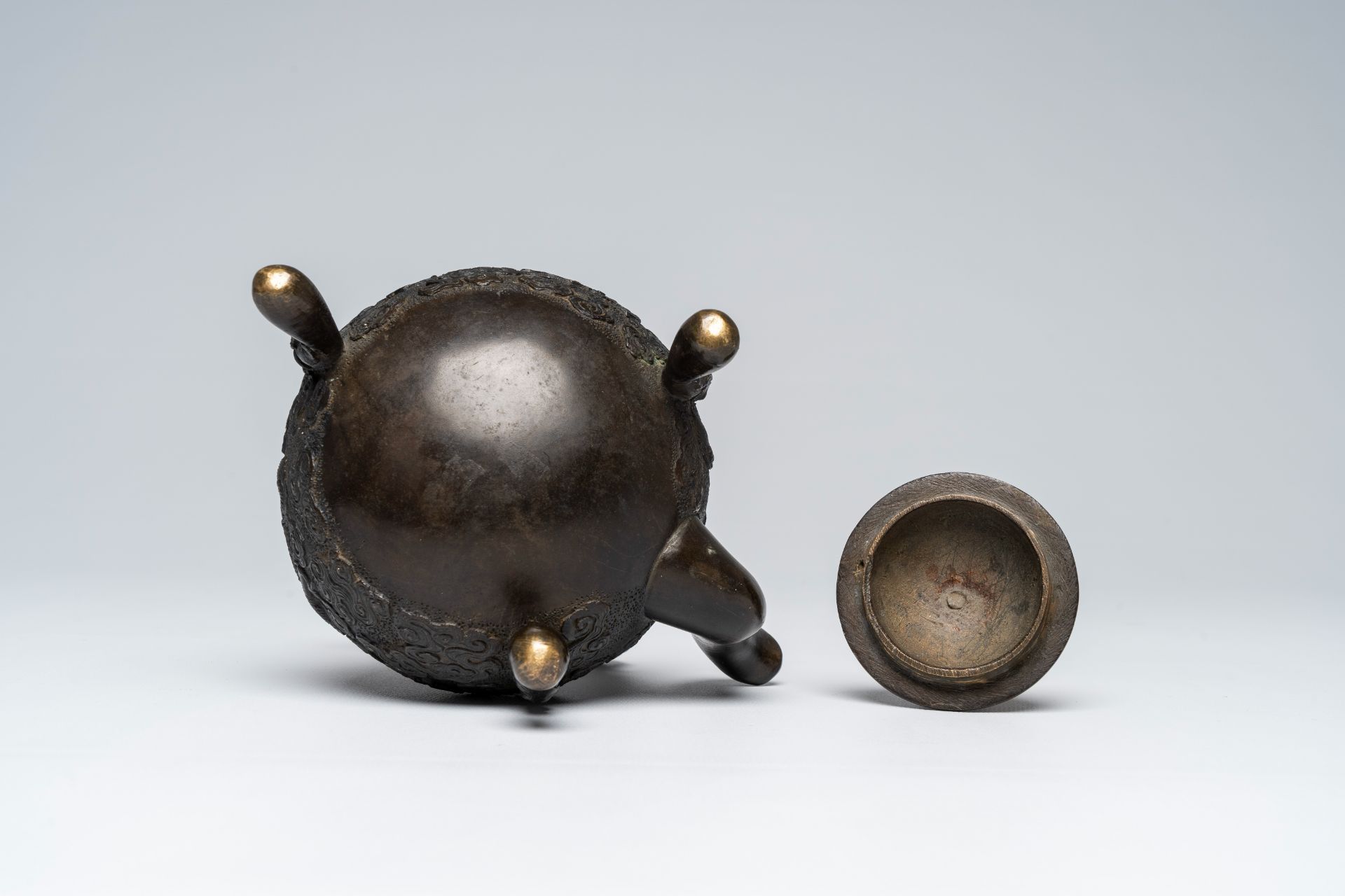 A Chinese tripod bronze teapot and cover with dragon relief design and double gourds, ca. 1900 - Image 8 of 8