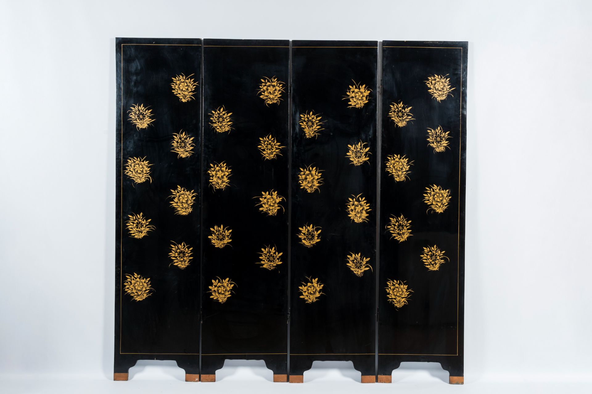 A Chinese four-panel room divider in precious stone-embellished lacquered wood, 20th C. - Image 4 of 9