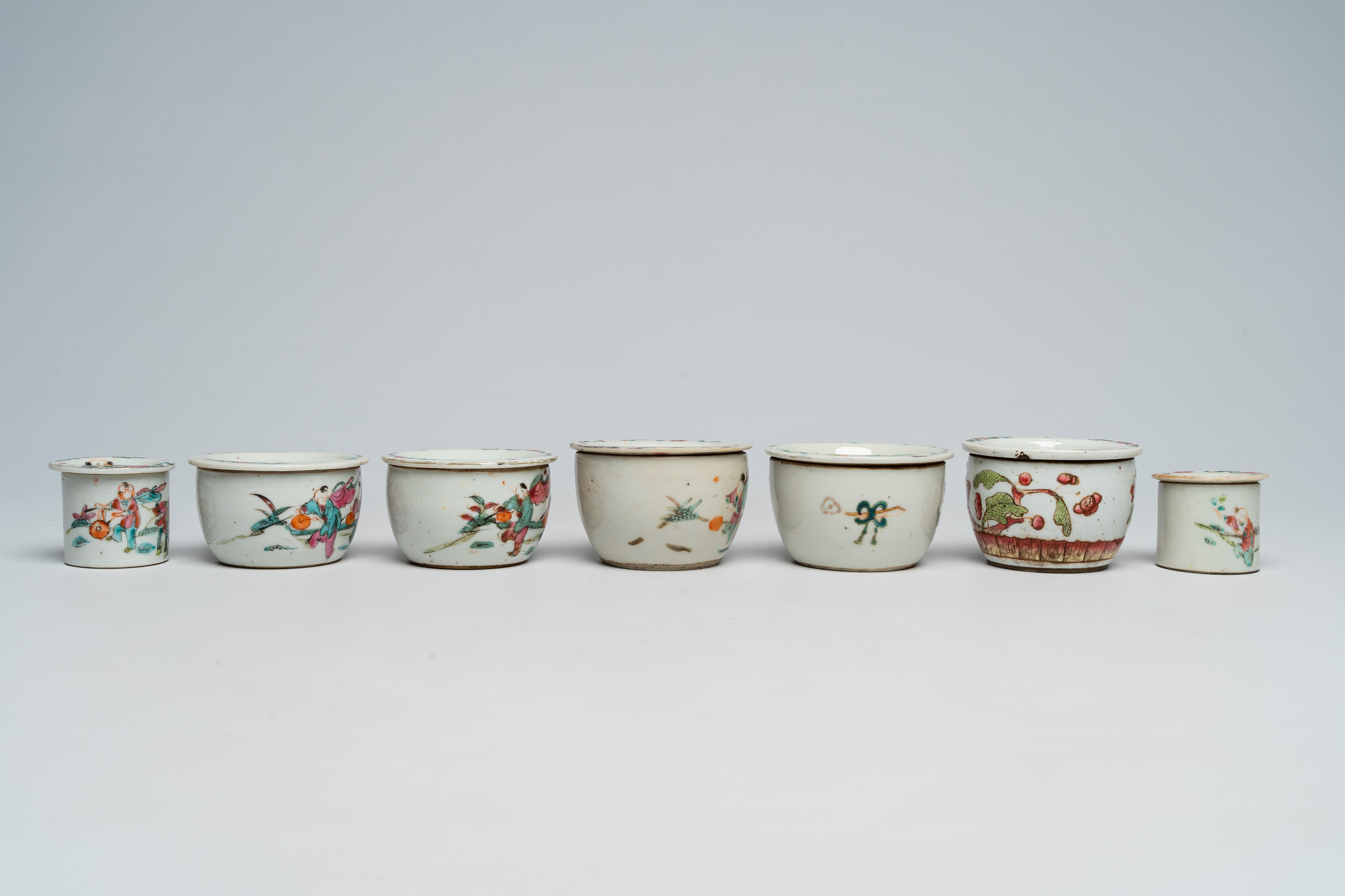 A varied collection of Chinese famille rose porcelain with figures and floral design, 19th/20th C. - Bild 11 aus 13