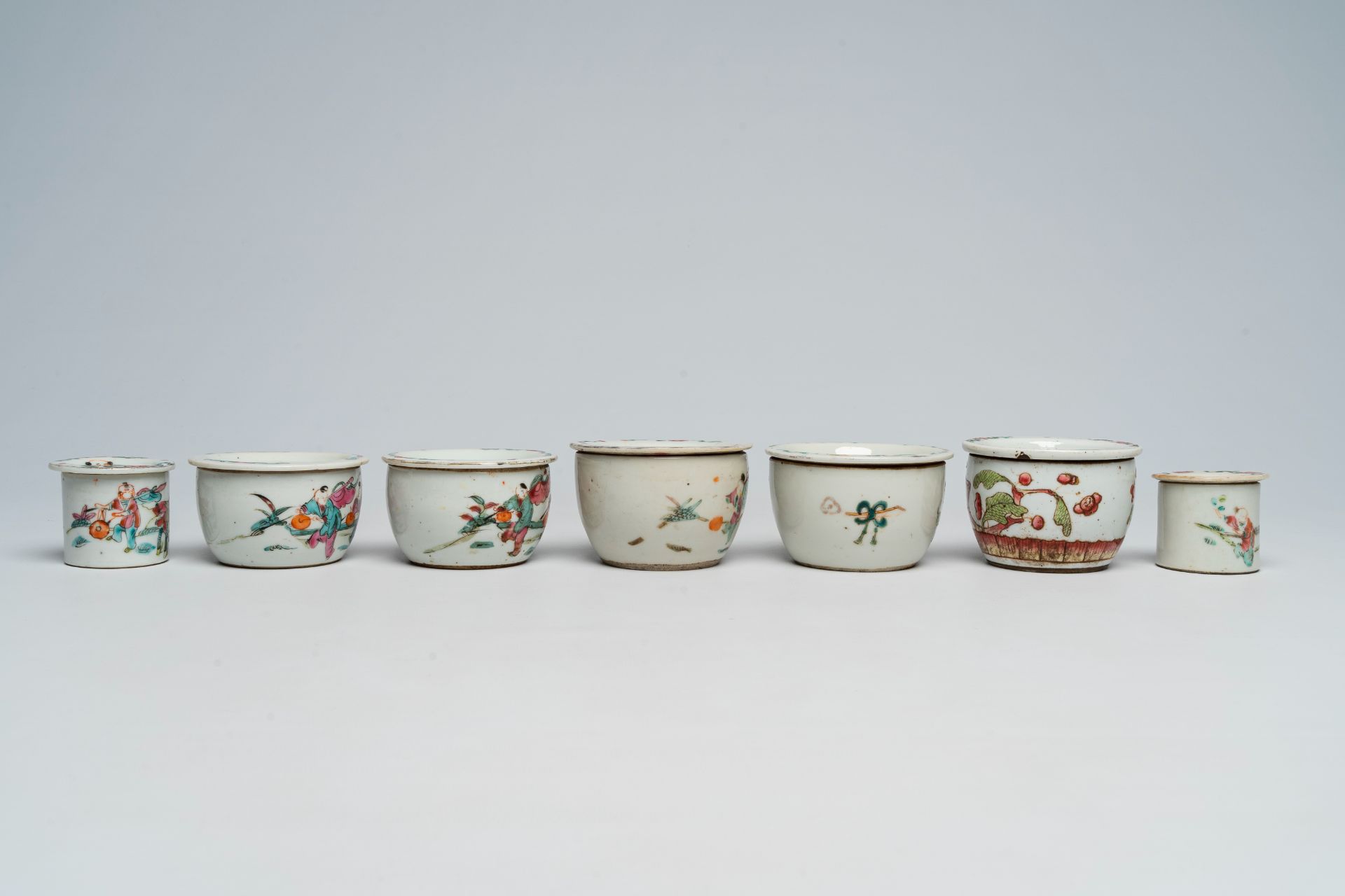 A varied collection of Chinese famille rose porcelain with figures and floral design, 19th/20th C. - Image 11 of 13