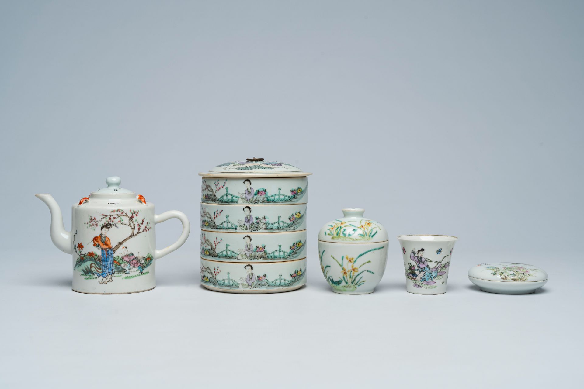 A varied collection of Chinese qianjiang cai porcelain, 19th/20th C. - Image 4 of 11