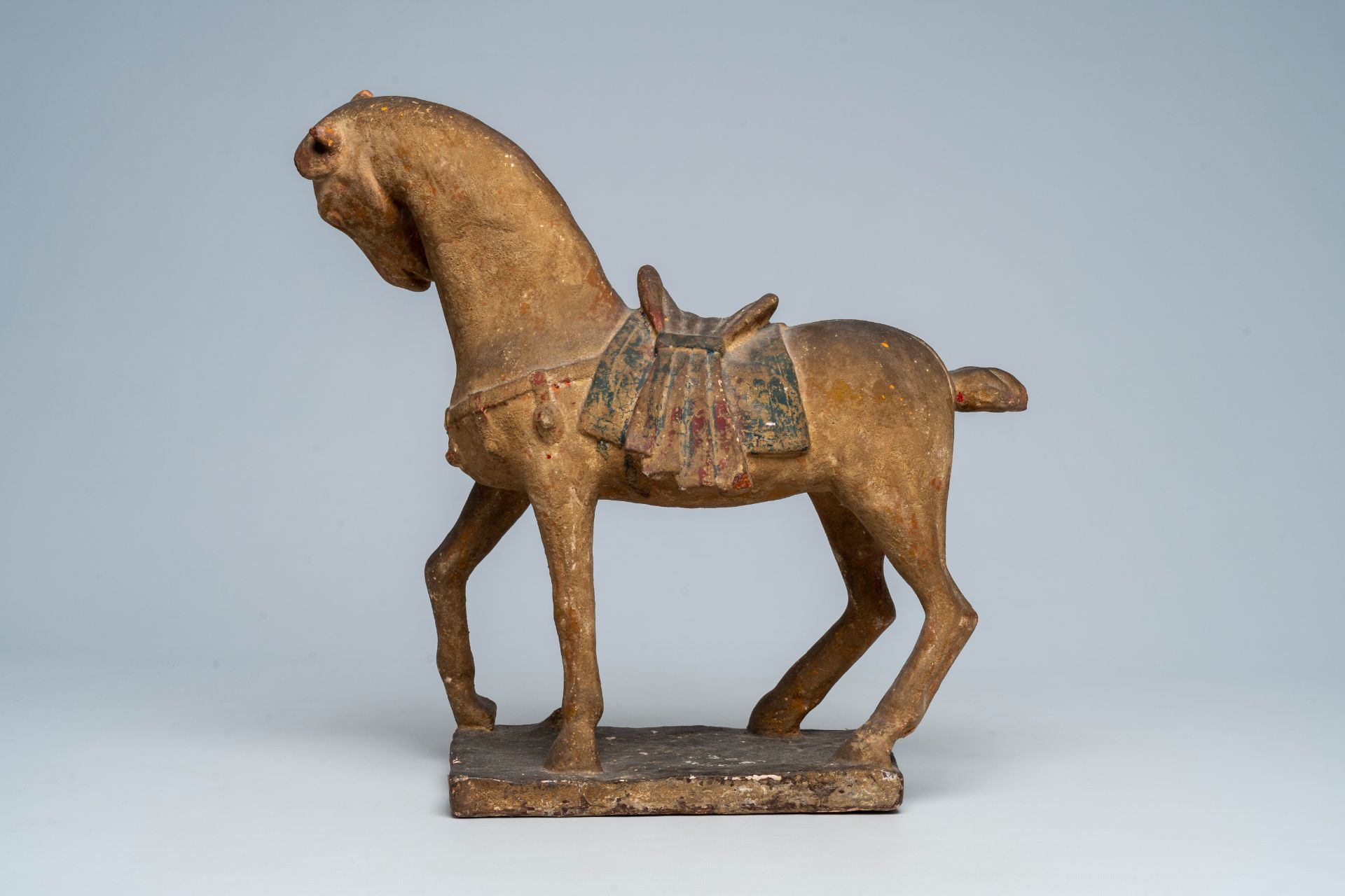 A Chinese polychrome painted Tang style pottery model of a horse, 19th/20th C. - Image 4 of 7
