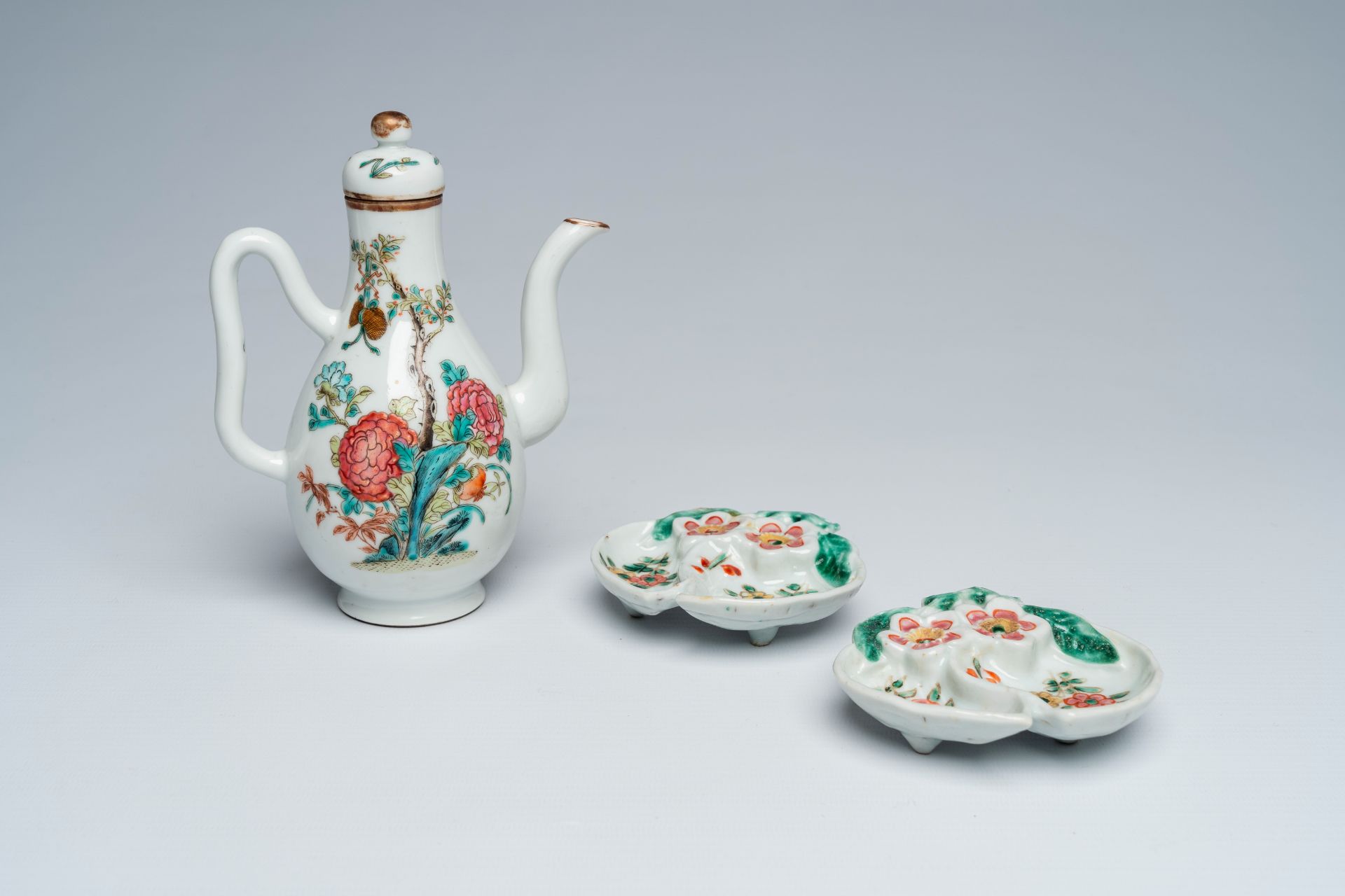 A Chinese famille rose ewer and cover and a pair of peach-shaped saucers with floral design, 19th C.