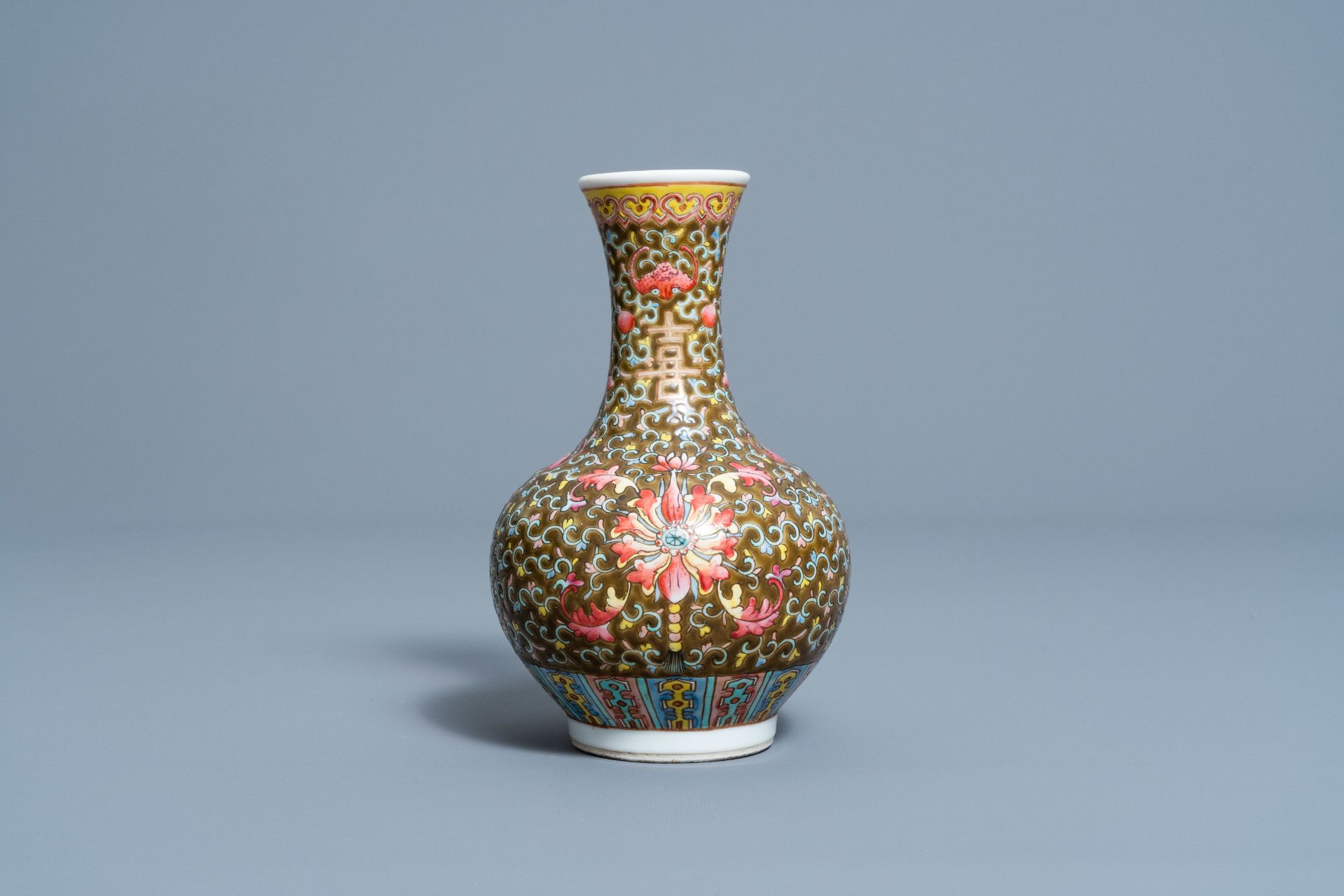 A Chinese famille rose brown ground vase with floral design, 'Happiness' mark, 19th/20th C. - Image 4 of 6