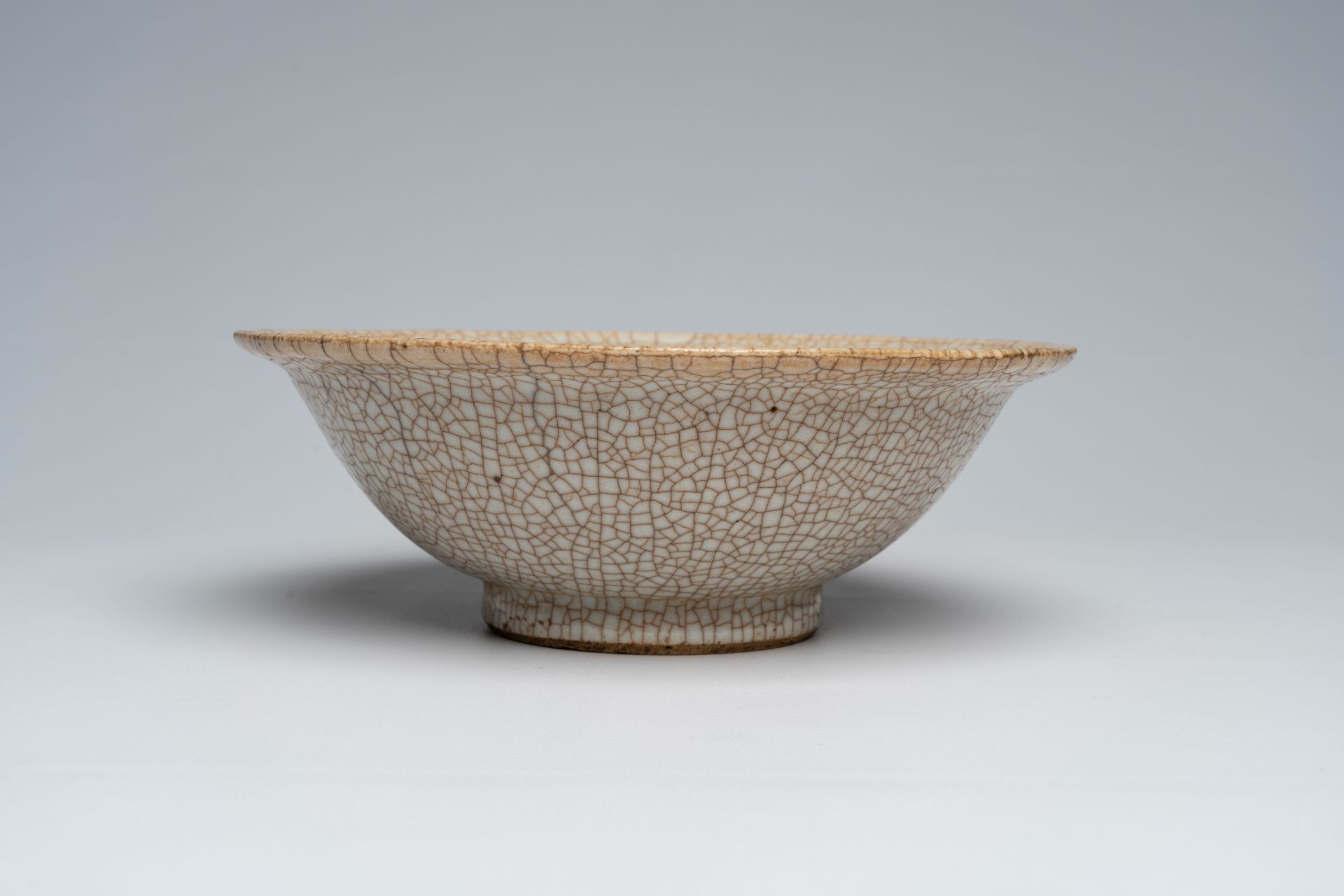 A Chinese 'ge yao' glazed bowl, 19th C. - Image 2 of 7