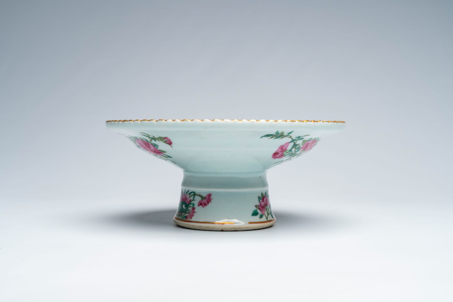 A Chinese Canton famille rose tazza with palace scenes and a bowl with antiquities, 19th C. - Image 5 of 5