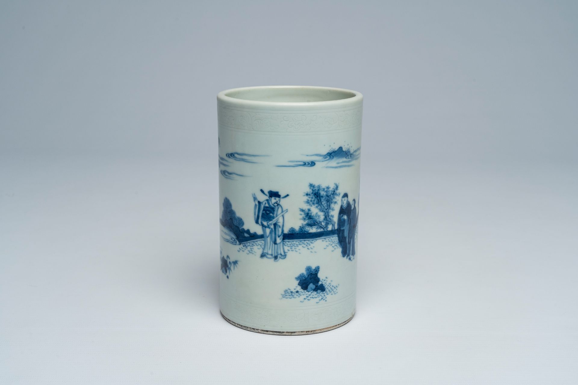 A Chinese blue and white Transitional style brush pot with figures in a landscape, 19th/20th C.