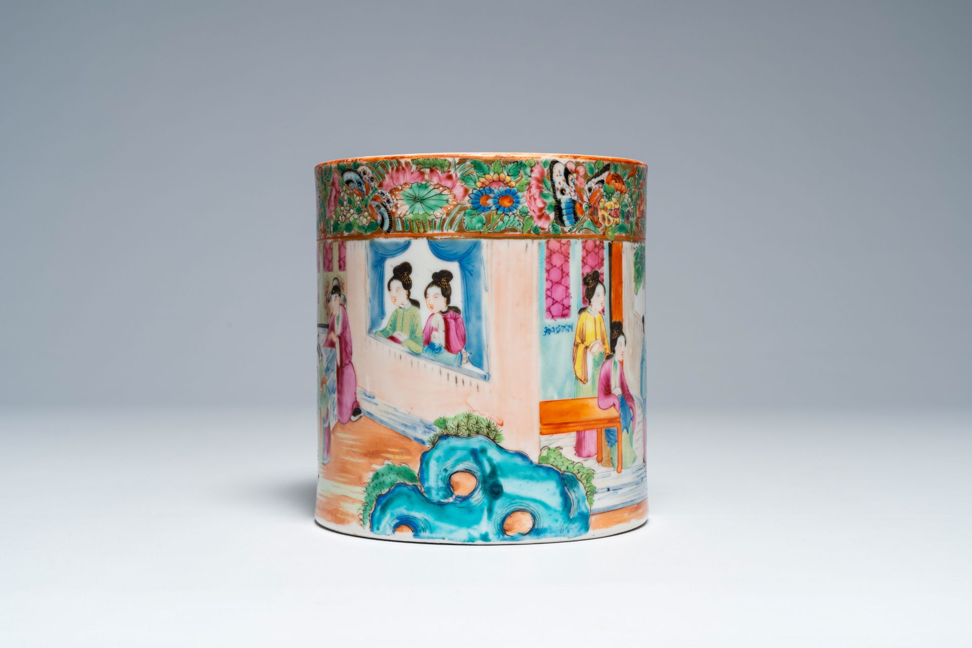 A Chinese Canton famille rose brush pot with palace scenes all around, 19th C. - Image 5 of 7