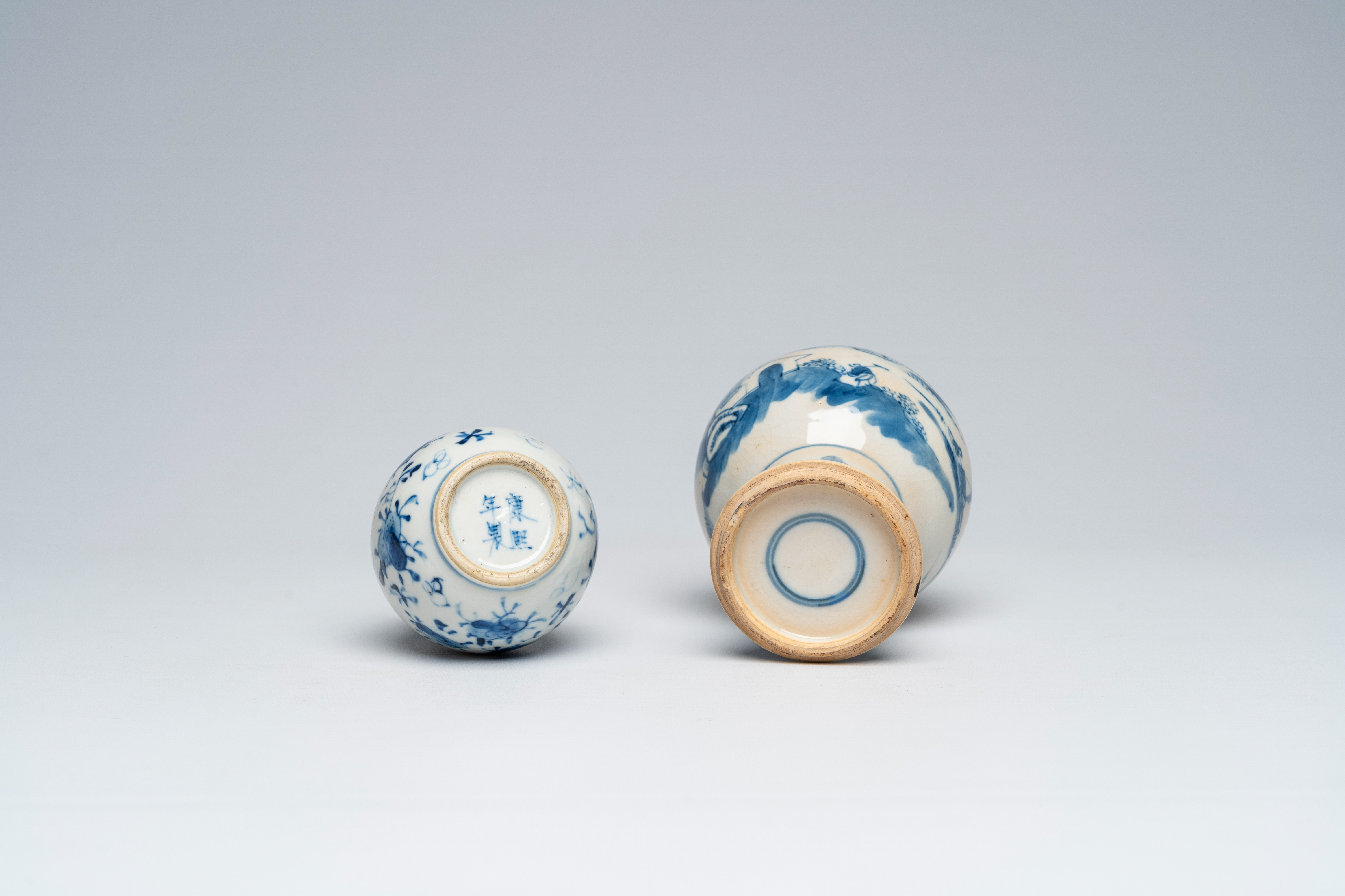 Two Chinese blue and white vases with an animated landscape and floral design, 18th/19th C. - Bild 7 aus 7