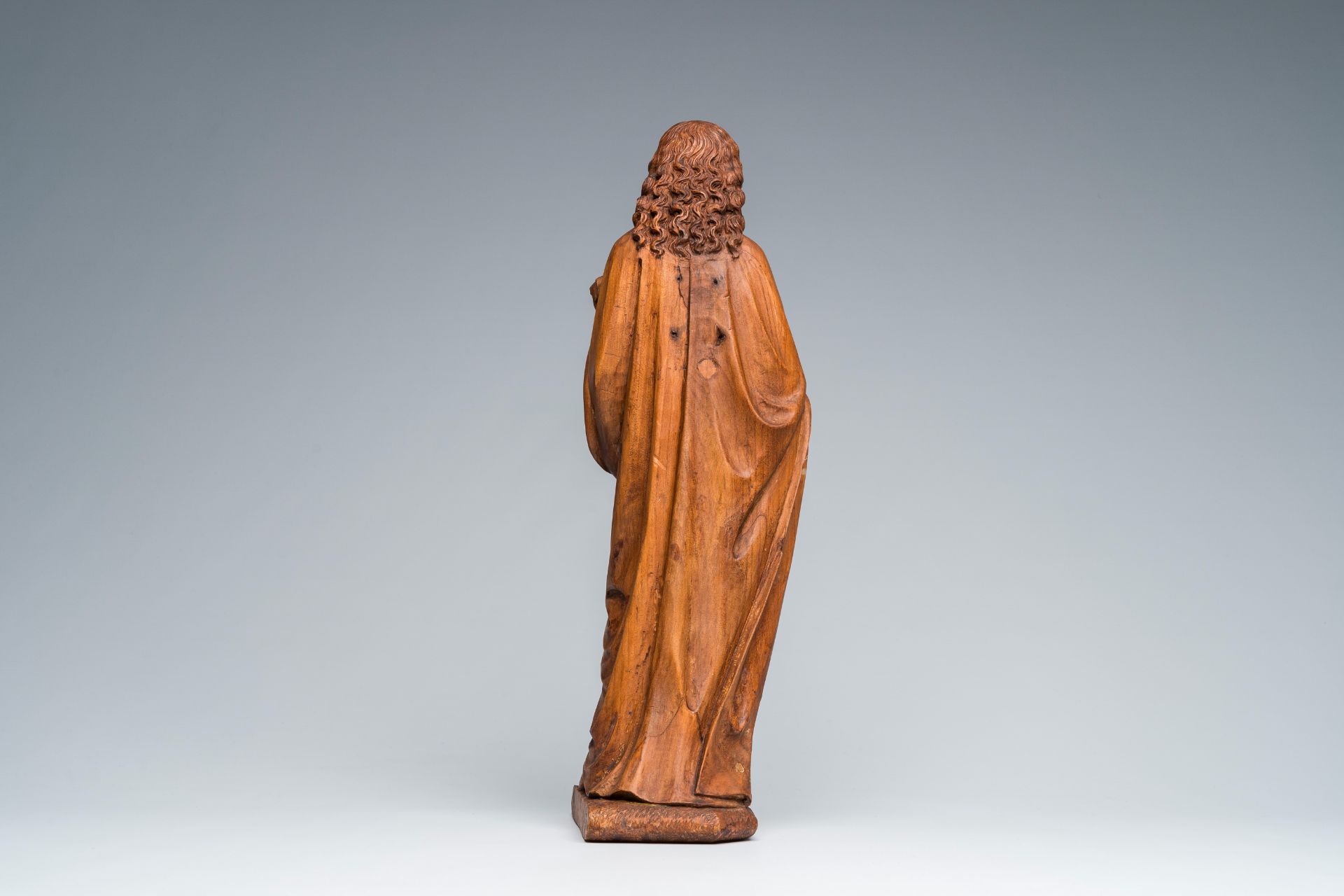 A Flemish Gothic Revival carved wood altar angel with traces of polychromy, 19th C. - Image 4 of 8