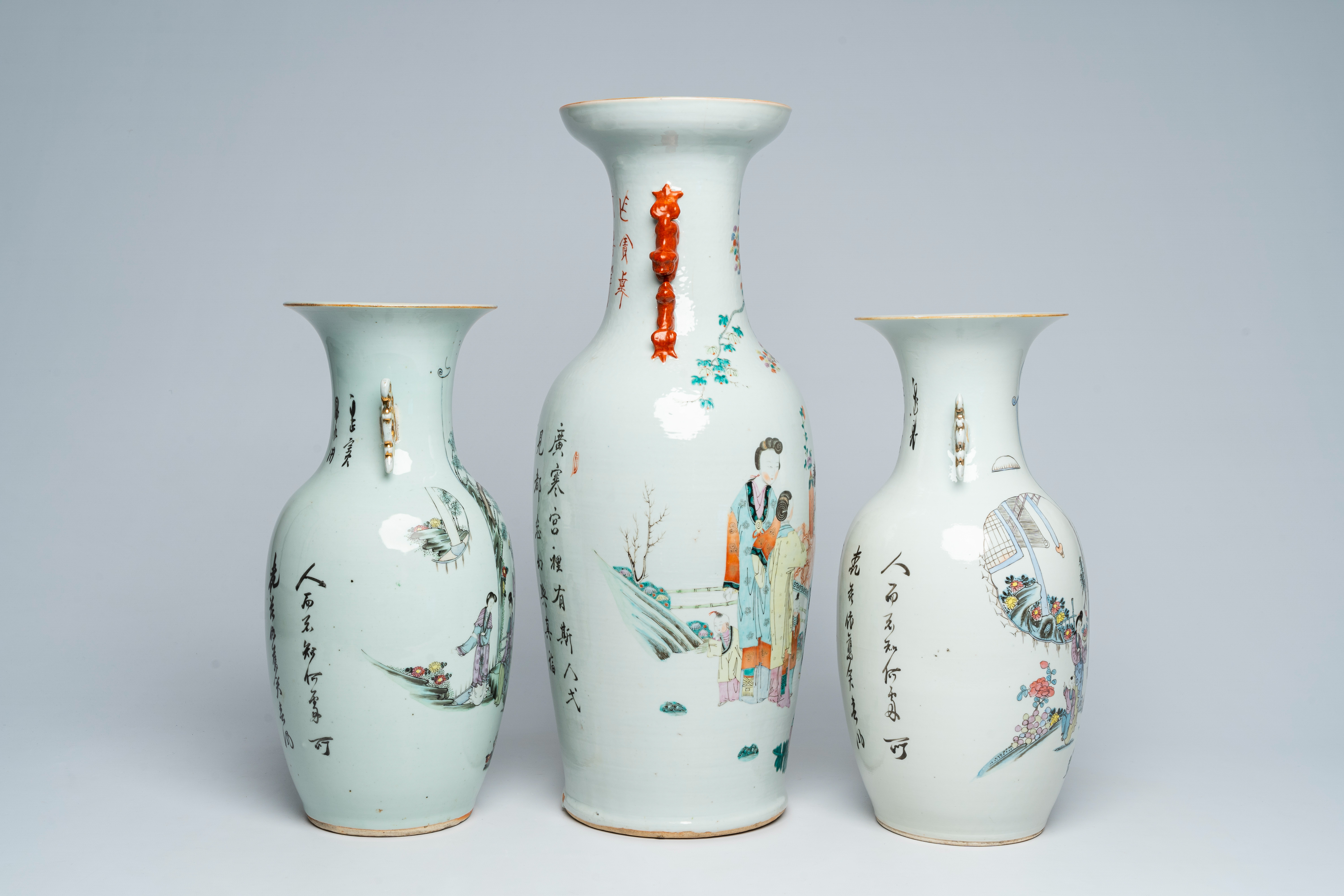 Three Chinese famille rose and qianjiang cai vases with ladies in a garden, 19th/20th C. - Bild 4 aus 6