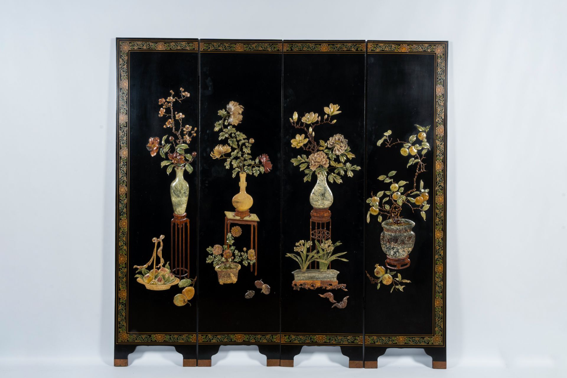 A Chinese four-panel room divider in precious stone-embellished lacquered wood, 20th C. - Image 3 of 9