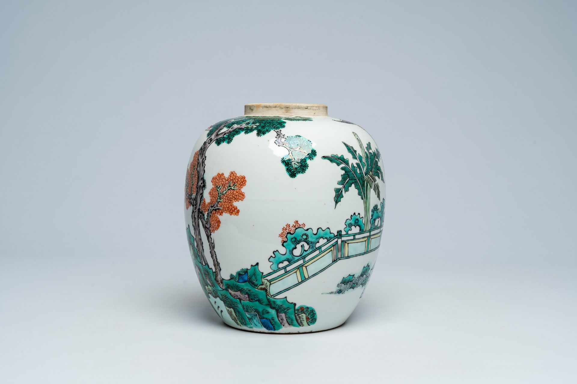 A Chinese famille verte jar with an animated palace scene and a silver-plated cover, 19th C. - Image 4 of 7