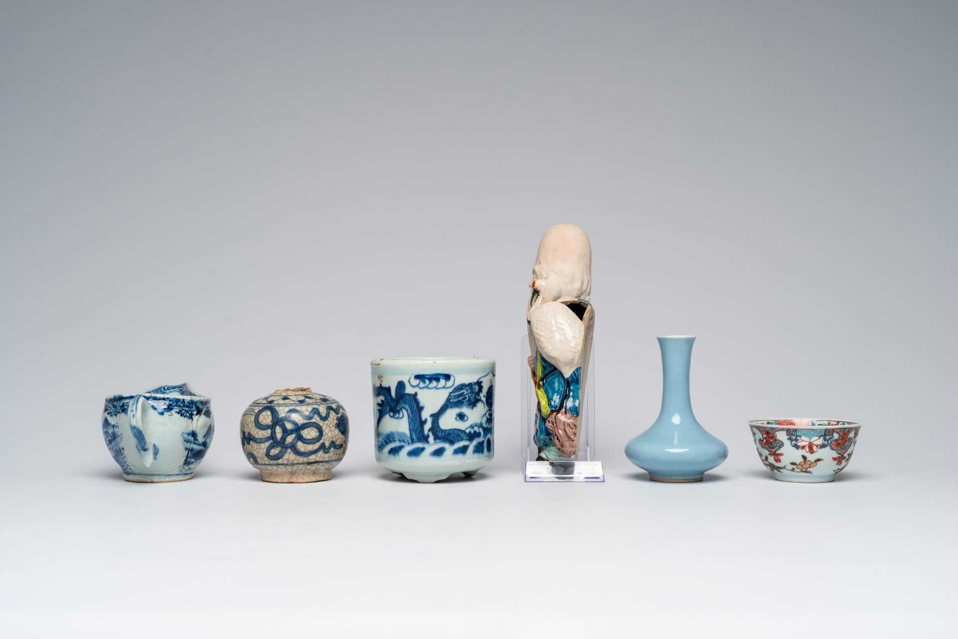 A varied collection of Chinese and Japanese porcelain, 18th C. and later - Image 5 of 9