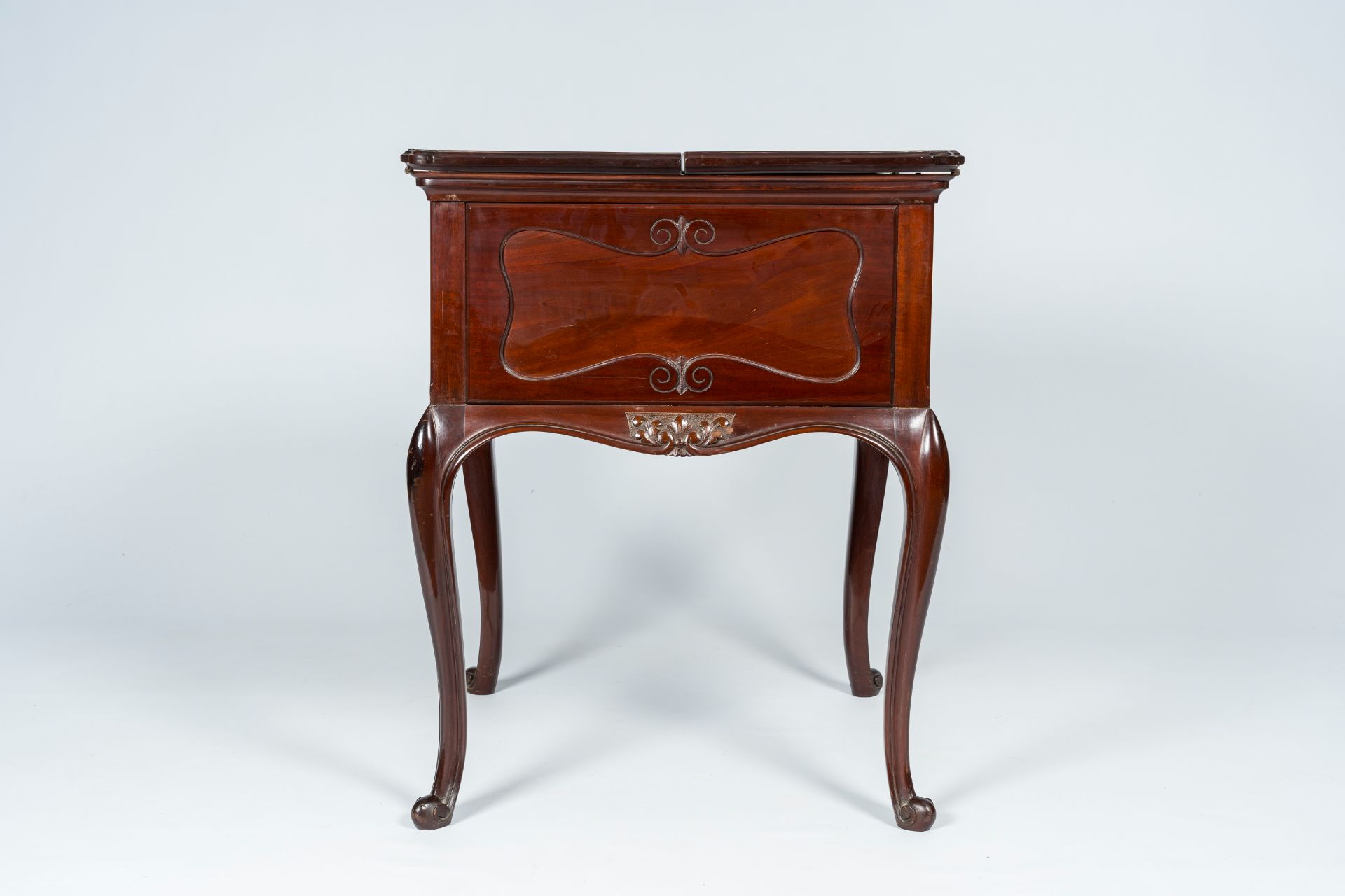 An English mahogany Mappin & Webb surprise drinks cabinet, first half 20th C. - Image 4 of 9