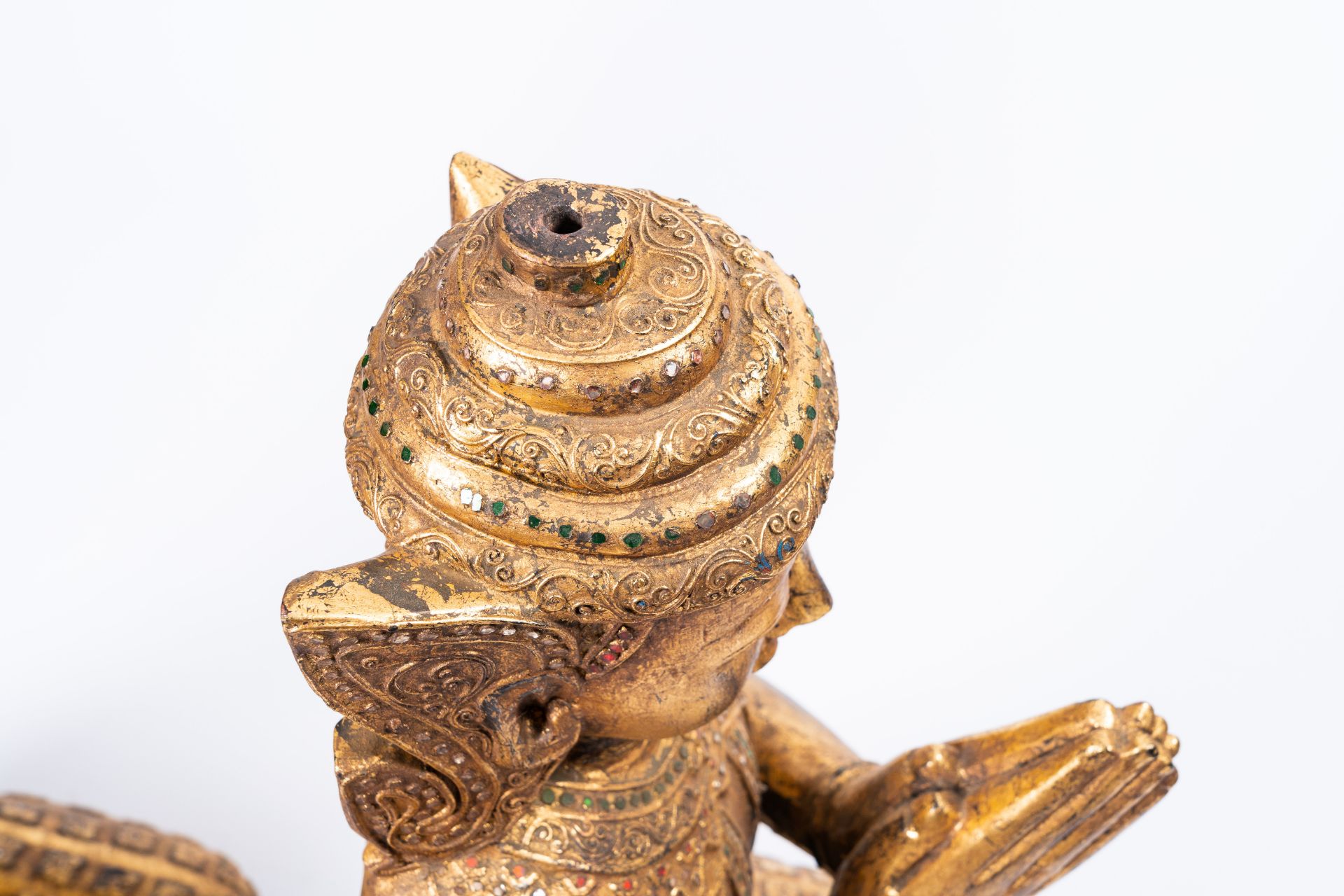 A pair of tall inlaid gilt wood figures of a kneeling Buddha, Thailand, 20th C. - Image 10 of 15