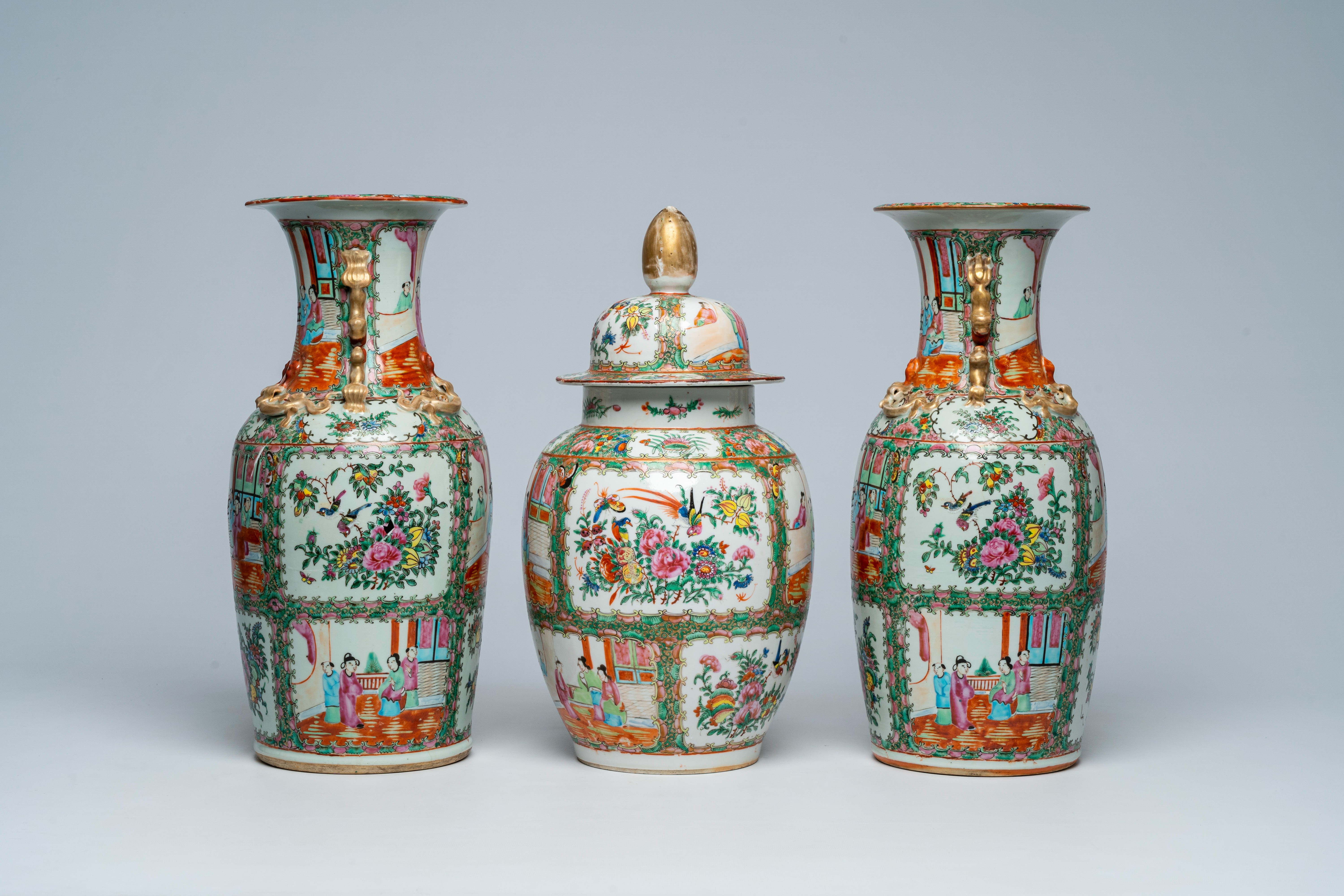 Three Chinese Canton famille rose vases with palace scenes and floral design, 19th C. - Bild 4 aus 6