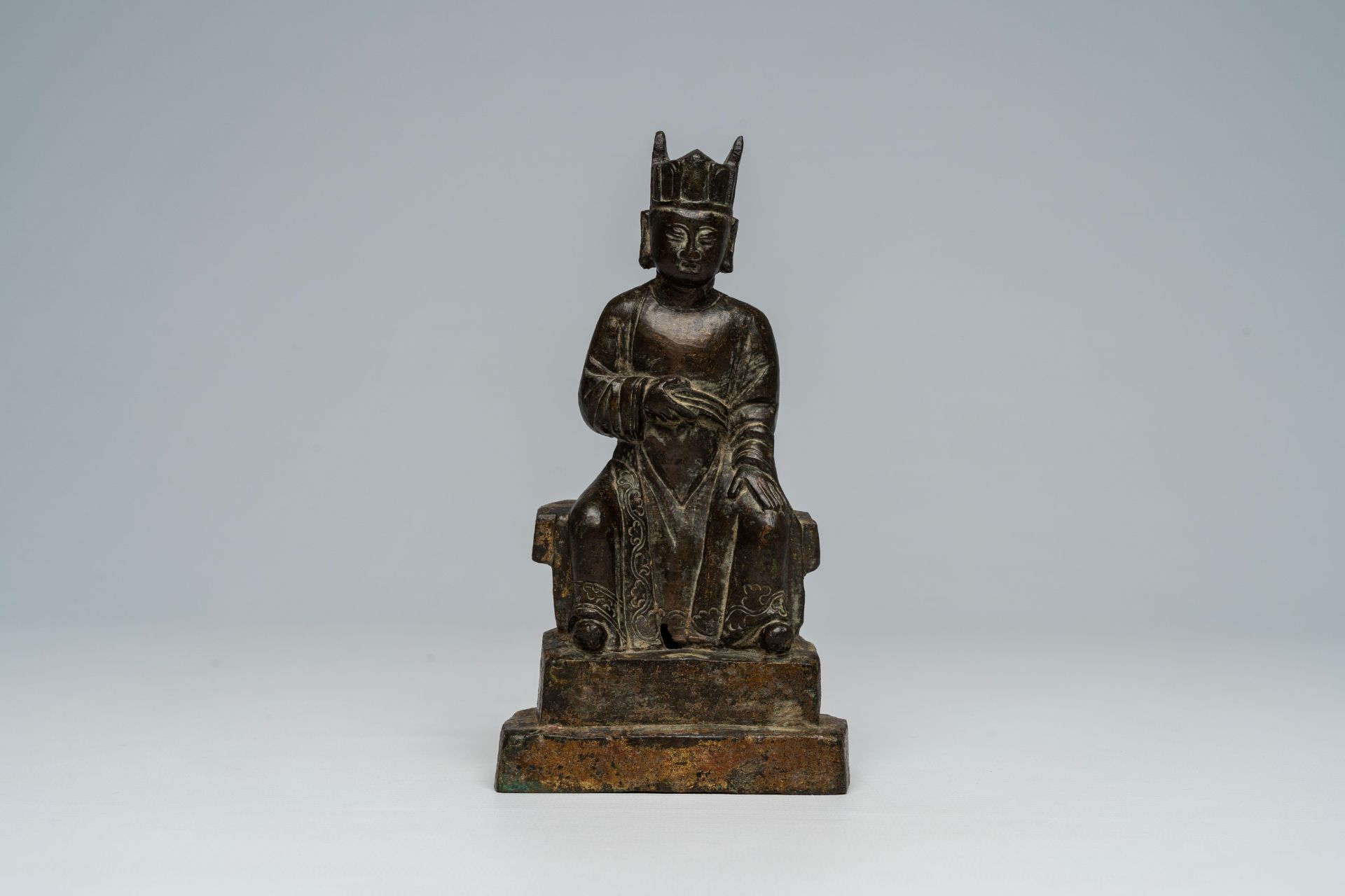 A Chinese bronze figure of a dignitary, Ming - Image 2 of 7