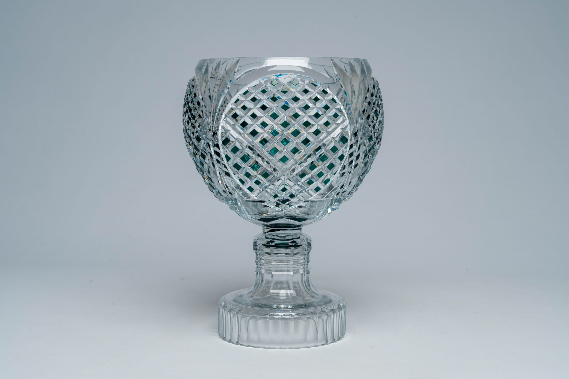 A green overlay crystal cut 'Zorba' bowl on foot, Val Saint Lambert, 20th C. - Bild 4 aus 7