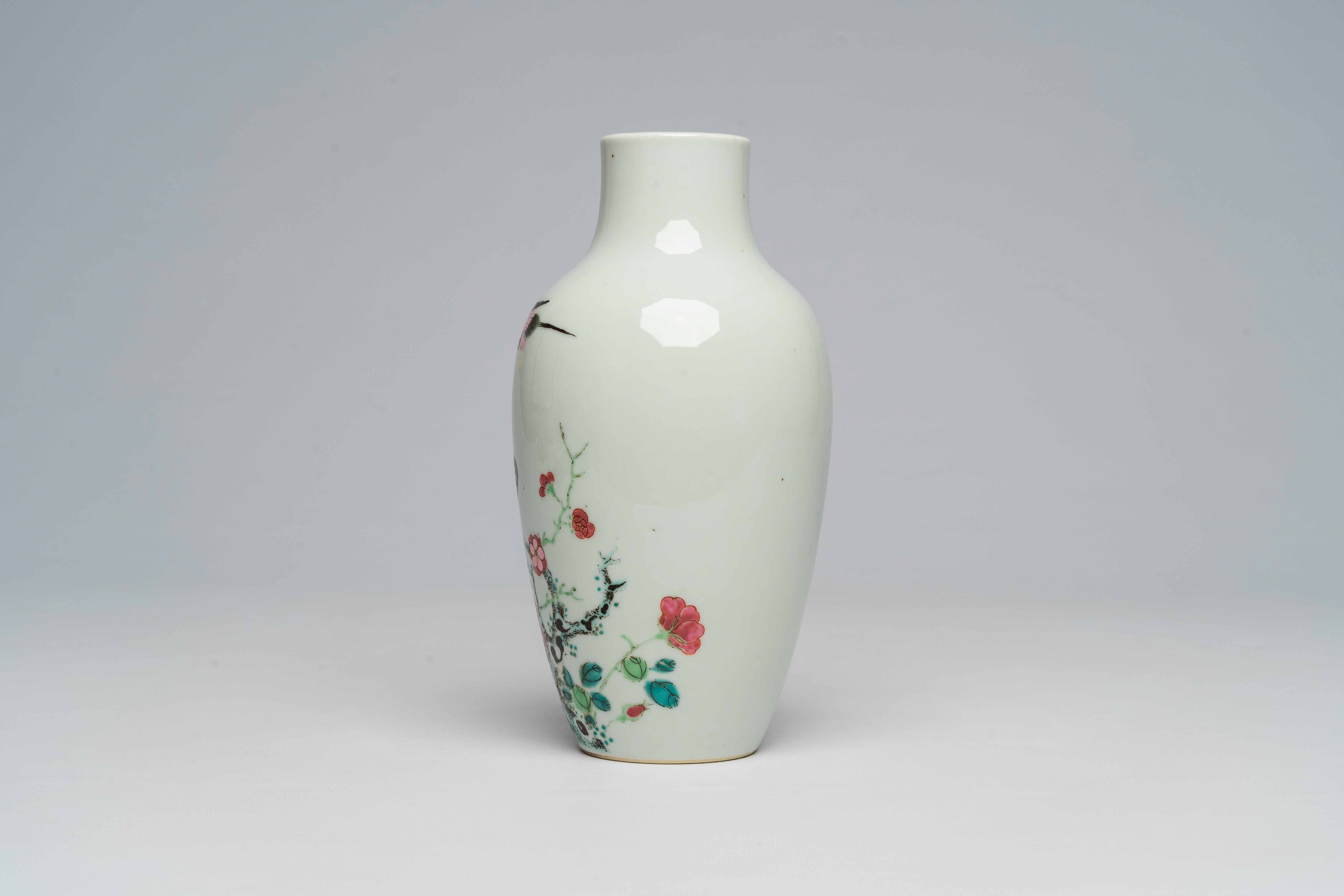 A Chinese famille rose vase with birds among blossoming branches, 20th C. - Bild 2 aus 6