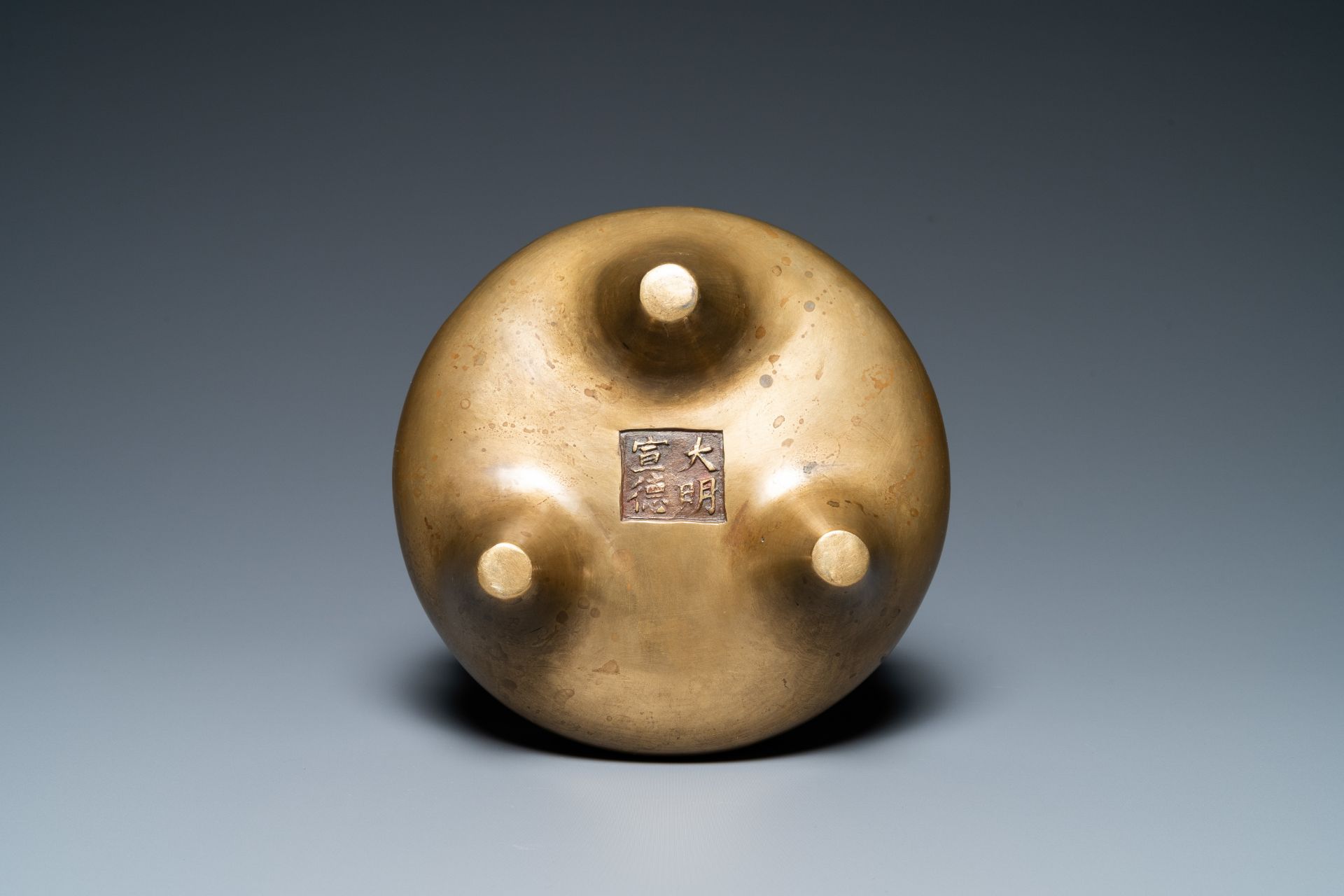 A Chinese bronze tripod censer, Xuande mark, 19th C. - Image 6 of 7