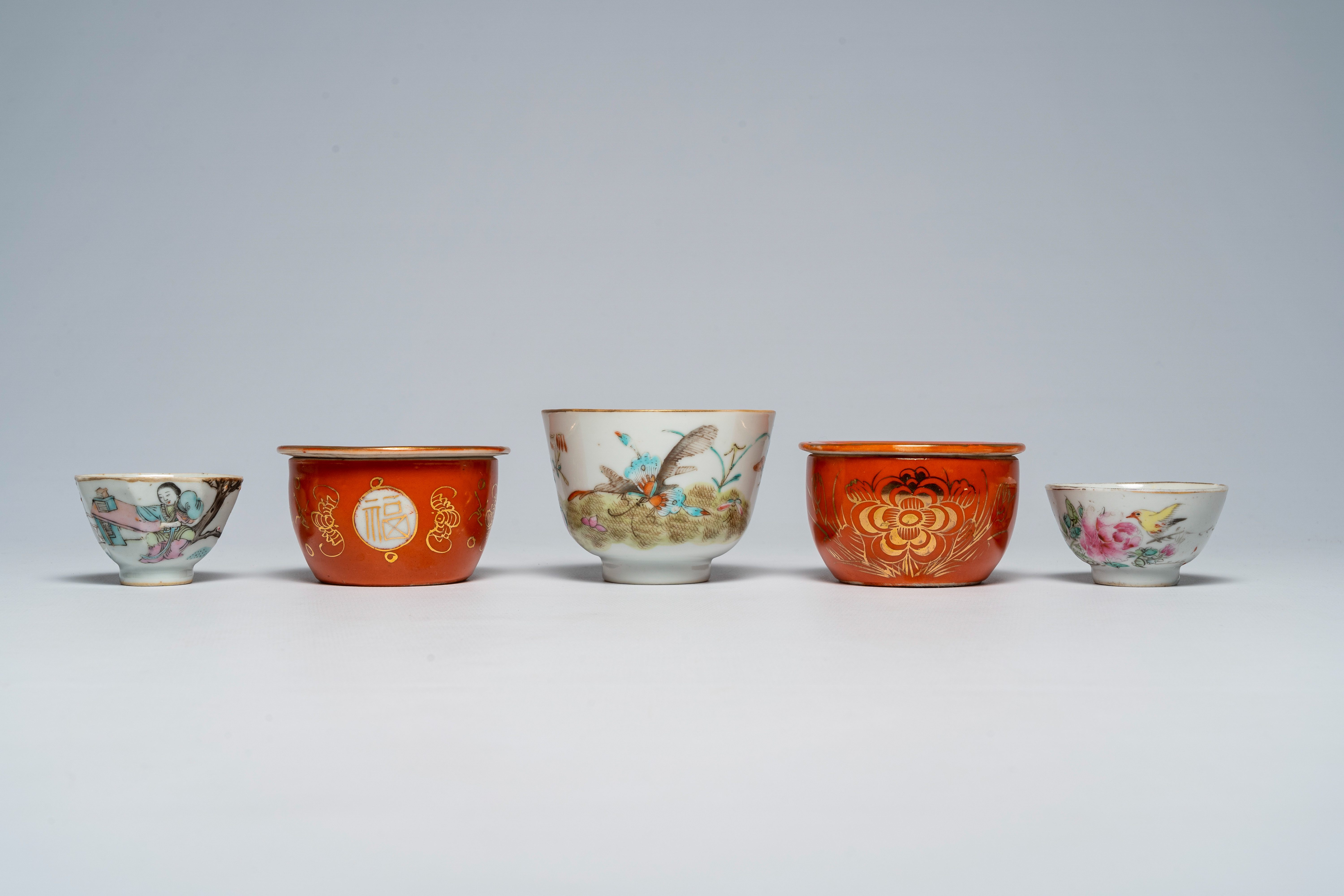 A varied collection of Chinese famille rose bowls, 19th/20th C. - Bild 8 aus 13