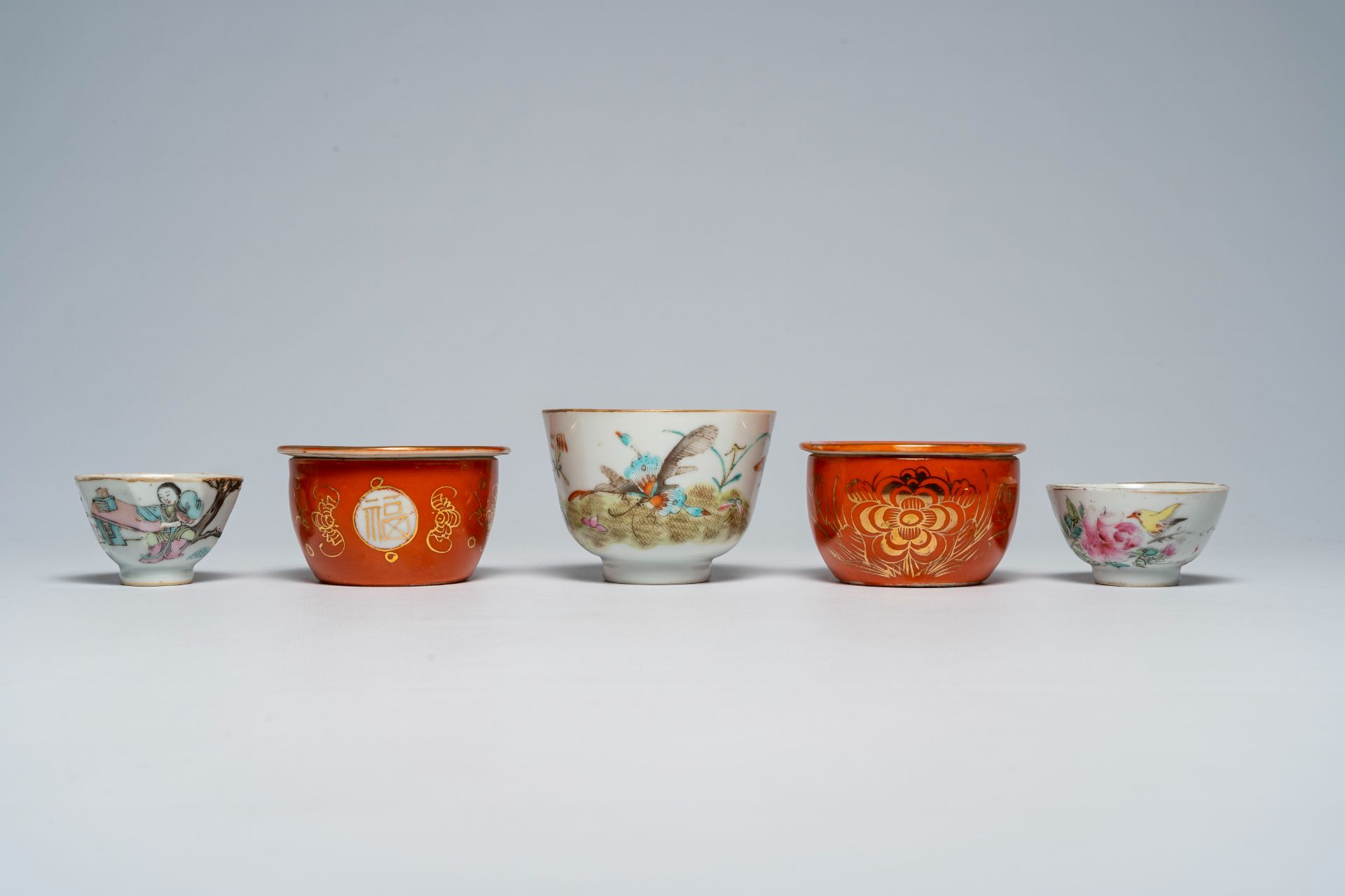 A varied collection of Chinese famille rose bowls, 19th/20th C. - Image 8 of 13