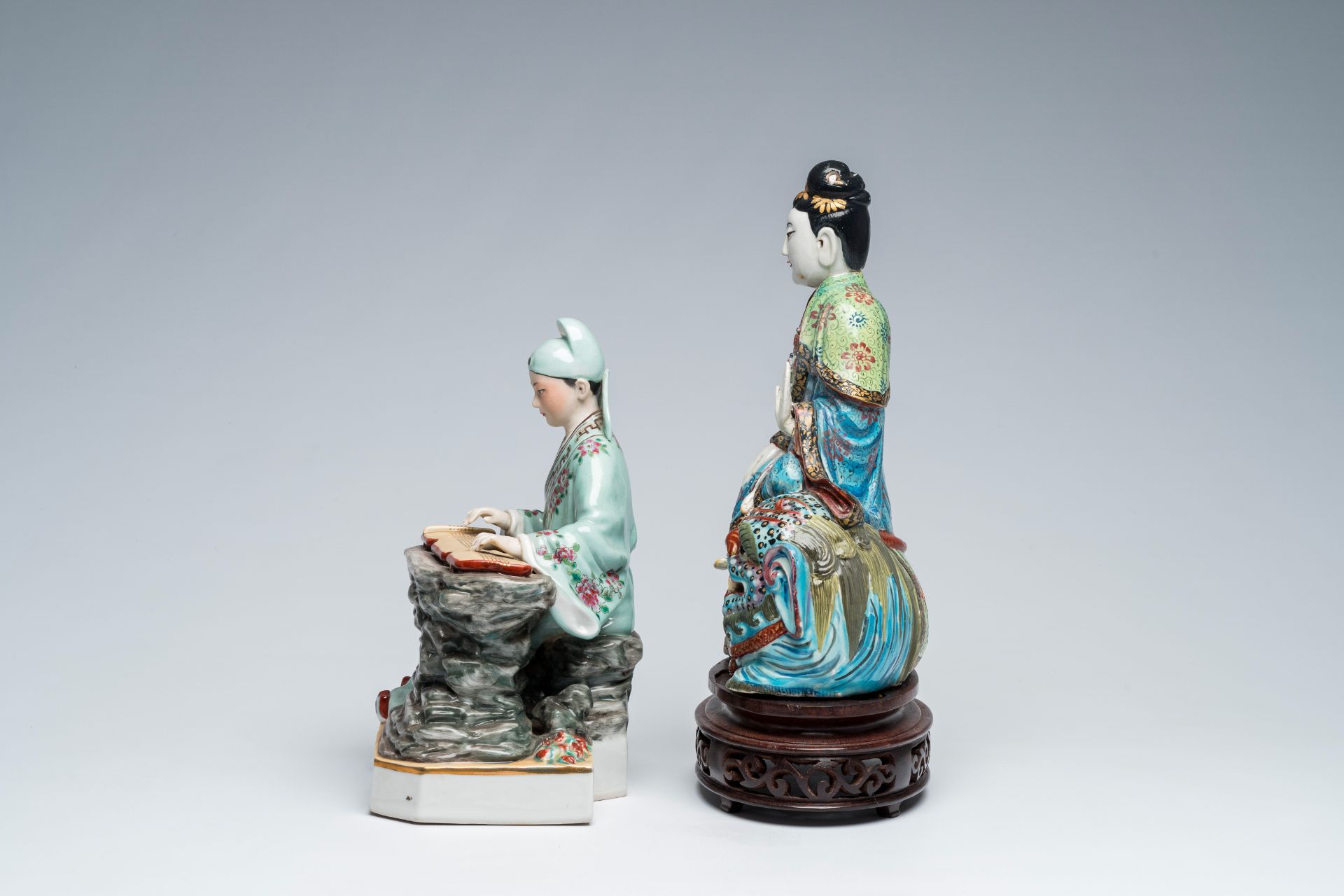 Two Chinese famille rose figures of a guqin player and a Guanyin on a Bouddhist lion, 19th/20th C. - Image 3 of 6